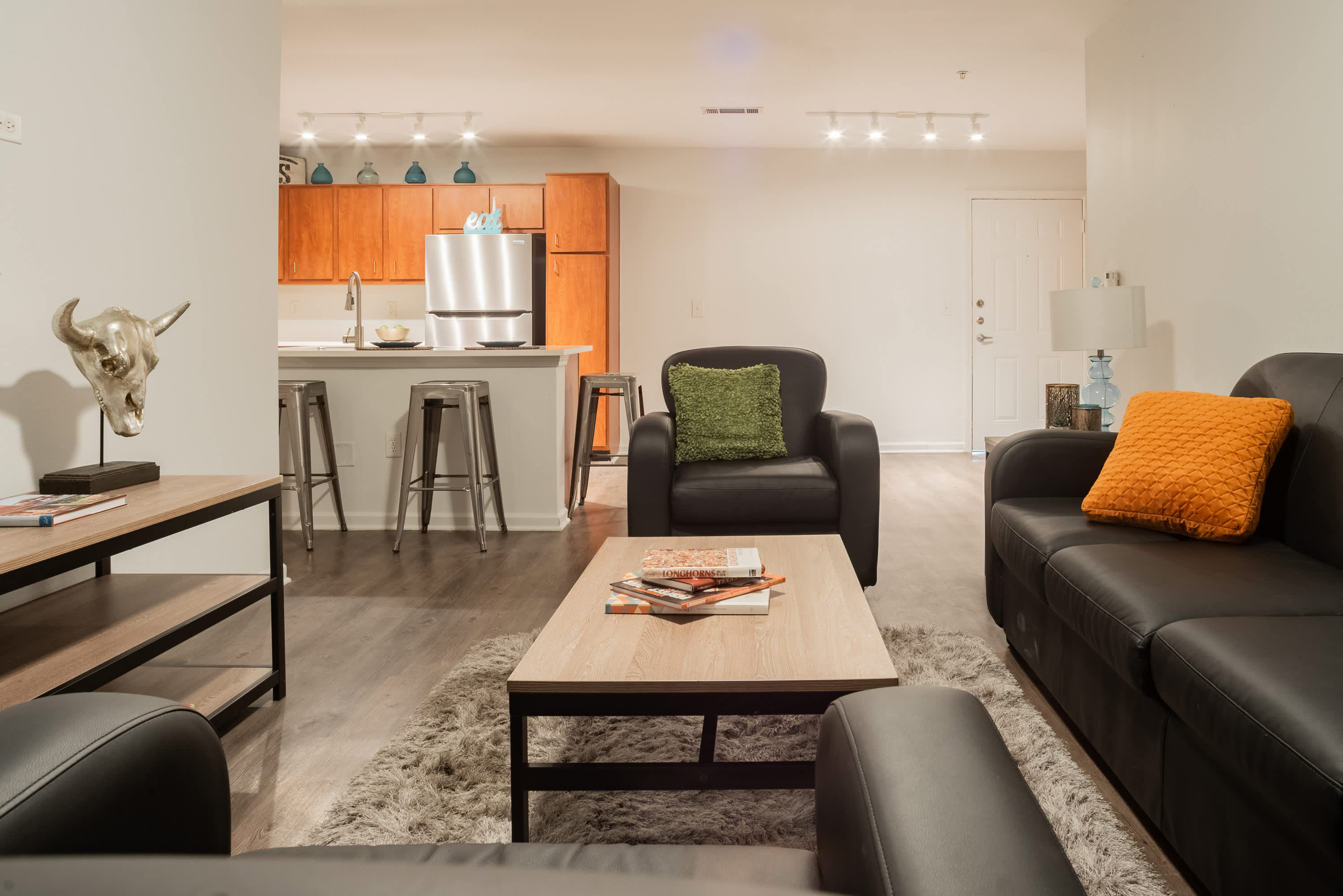 Upstay Condo with Pool Gym Games BBQ Walk to UofT