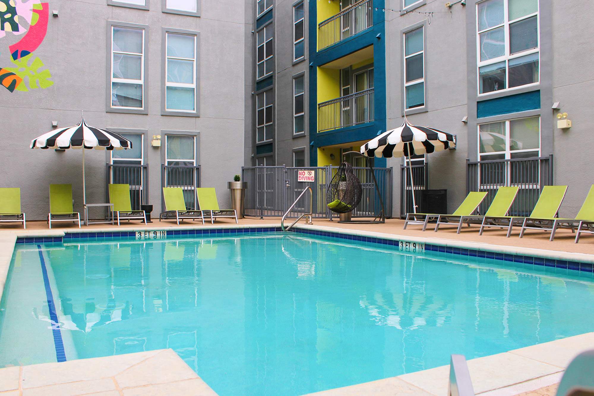 Upstay Condo with Pool Gym Games BBQ Walk to UofT