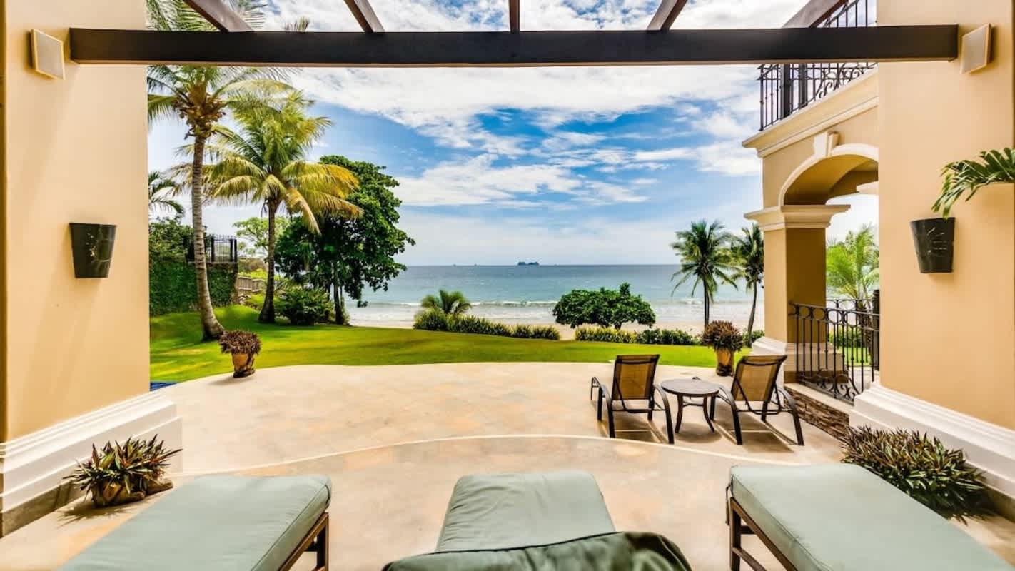 Stunning beachfront Flamingo mansion with incomparable ocean setting - Foto 1