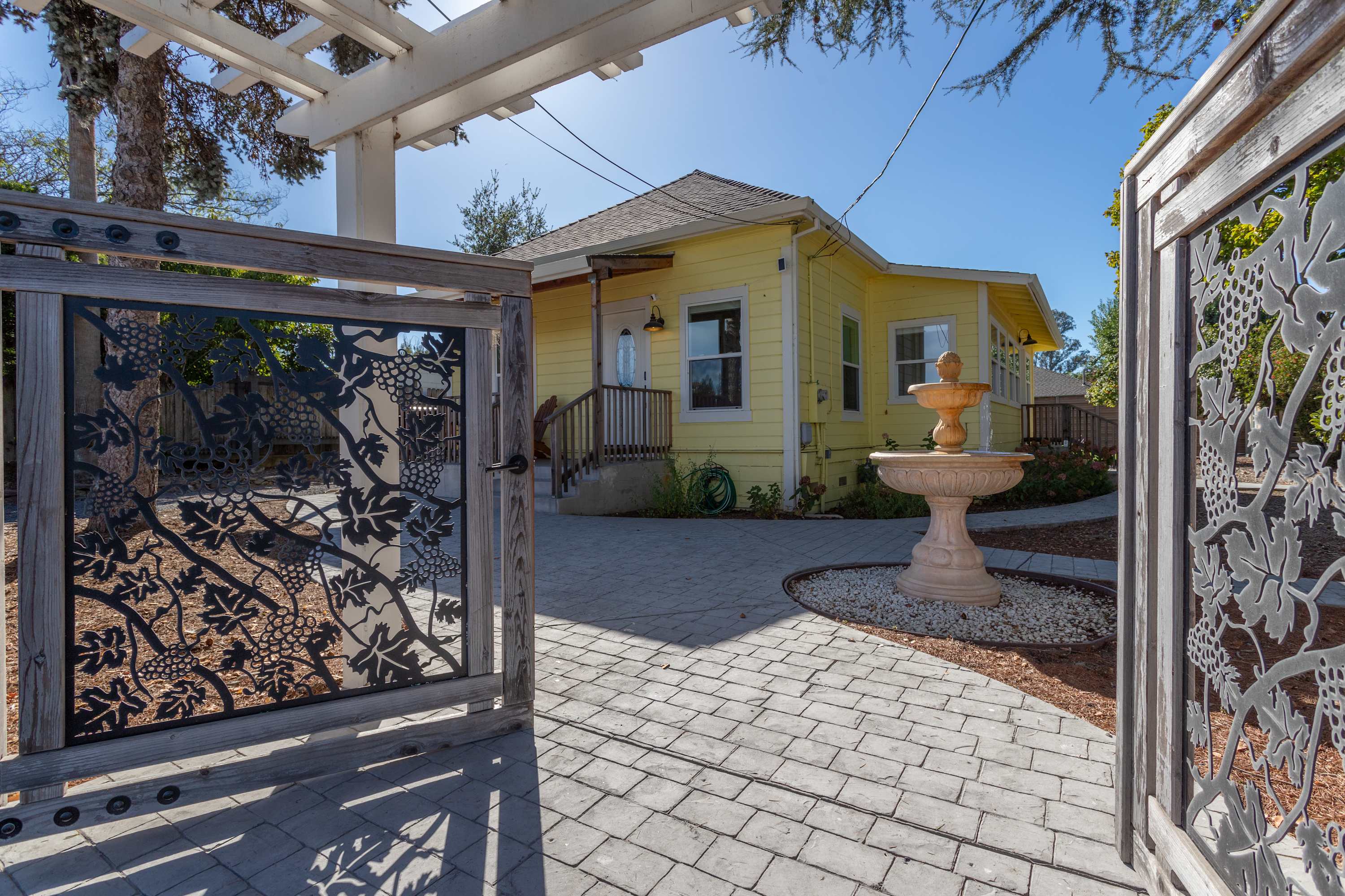 Relaxing Vineyard View, Rooftop Deck & Game Room