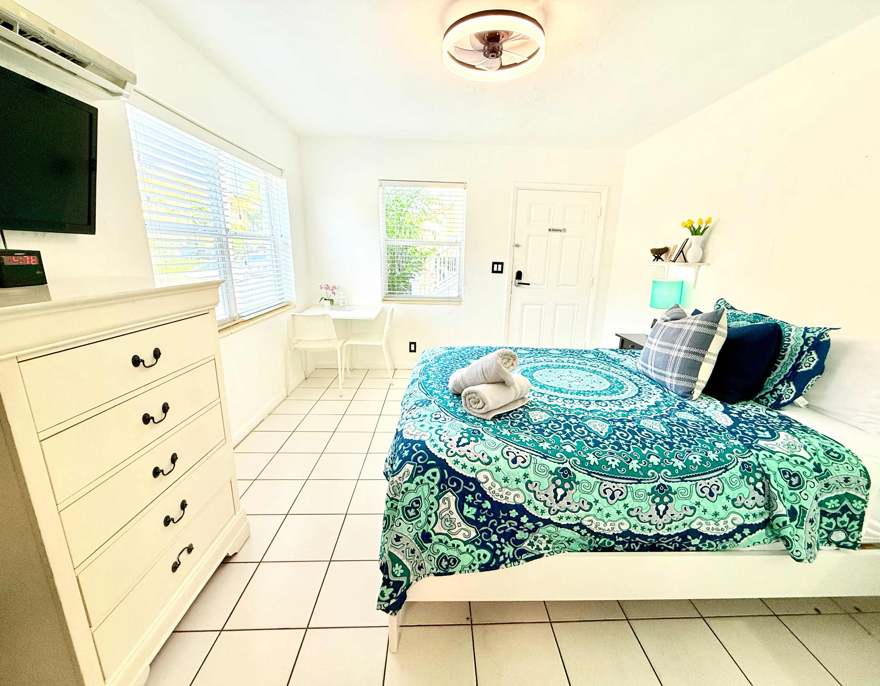 Hollywood Boardwalk Studio Fully Equipped Kitchen - Picture 7
