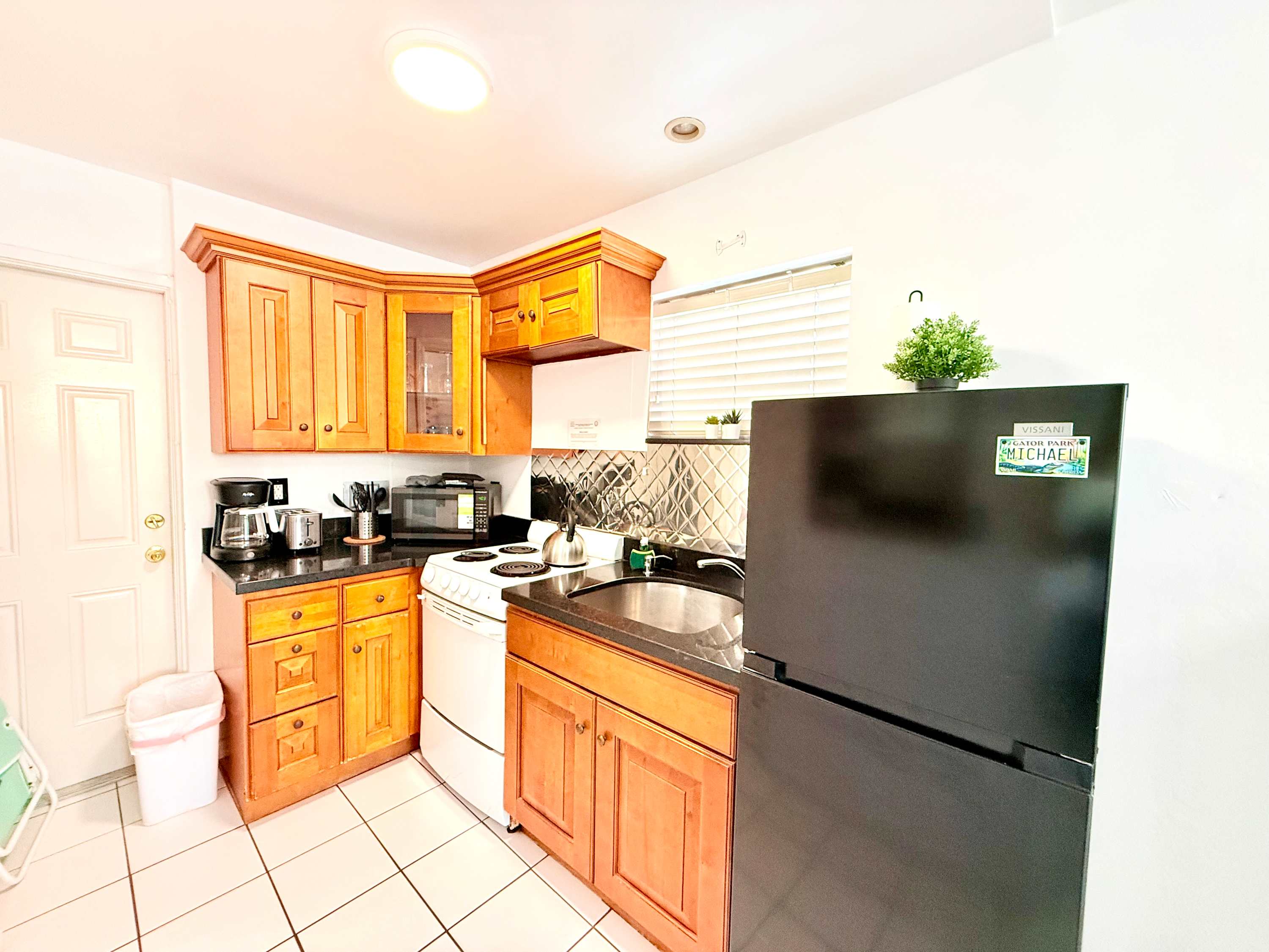 Hollywood Boardwalk Studio Fully Equipped Kitchen - Picture 9