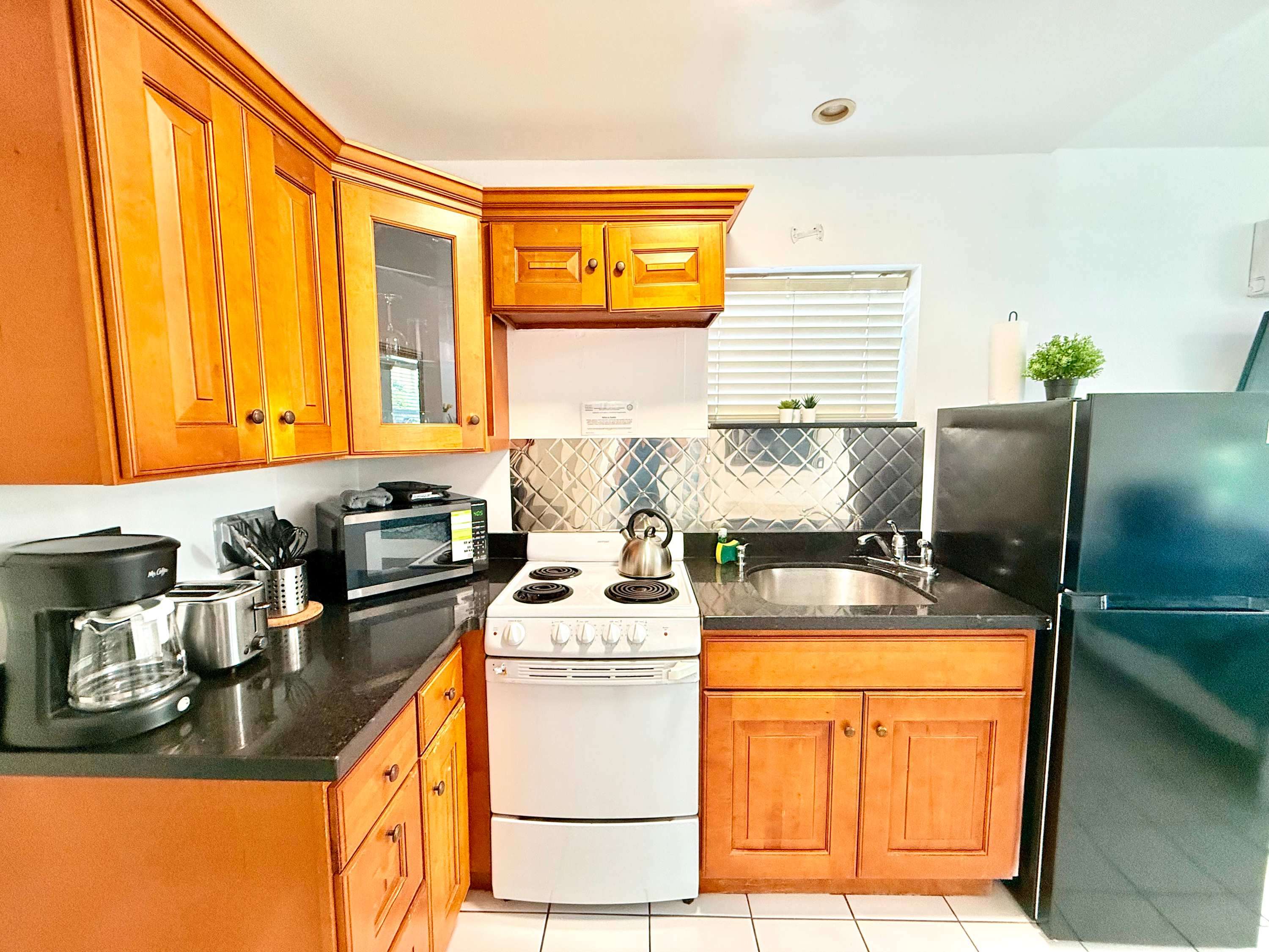 Hollywood Boardwalk Studio Fully Equipped Kitchen - Picture 14