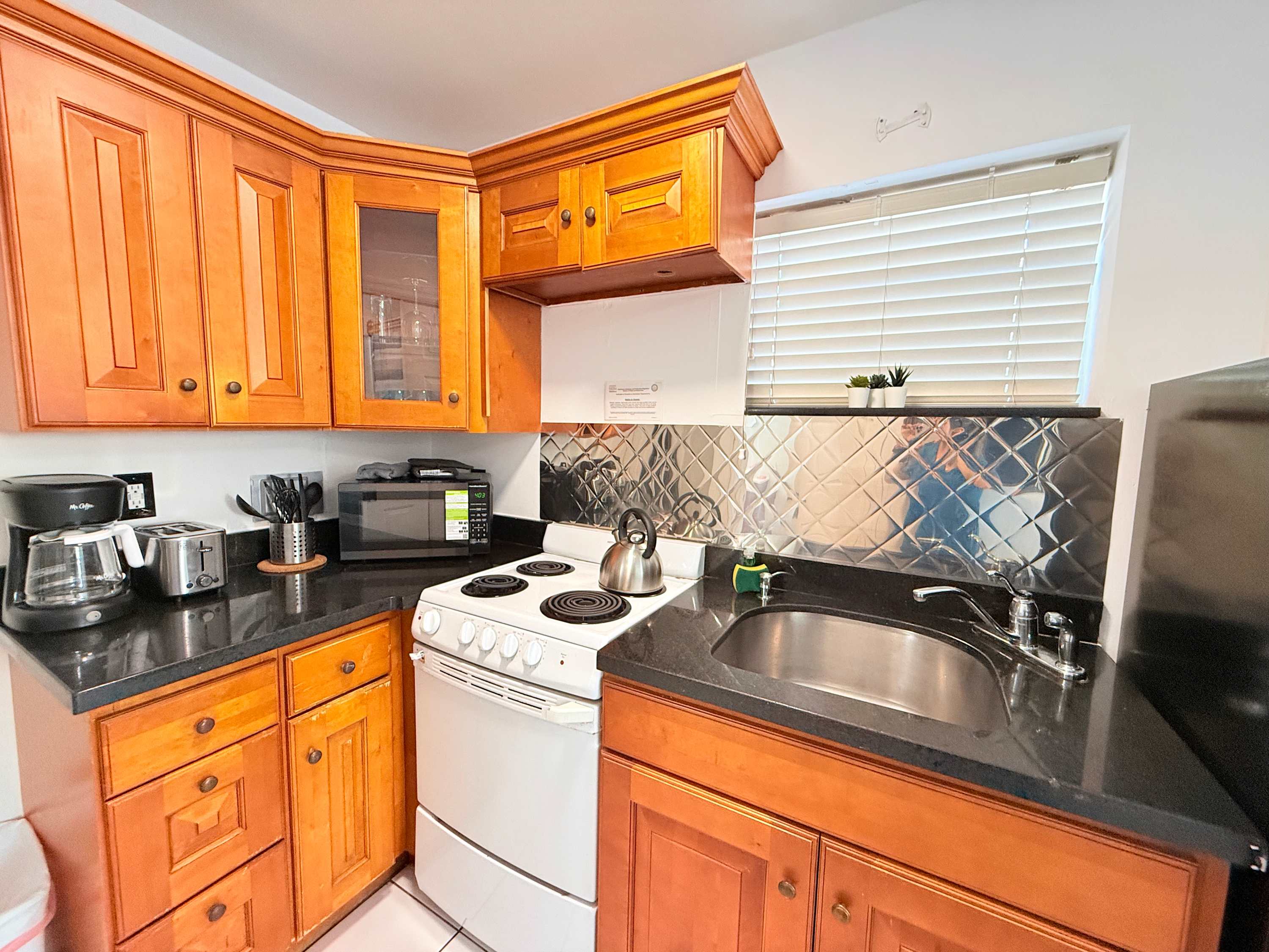 Hollywood Boardwalk Studio Fully Equipped Kitchen - Picture 13