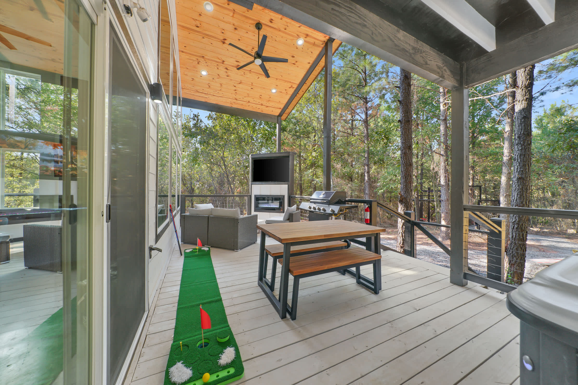 NEW! Fully maxed out cabin w/ treehouse, spa & more