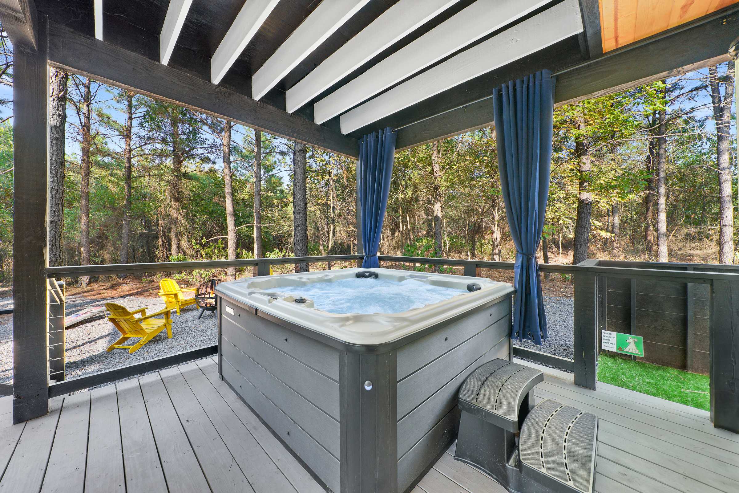 NEW! Fully maxed out cabin w/ treehouse, spa & more