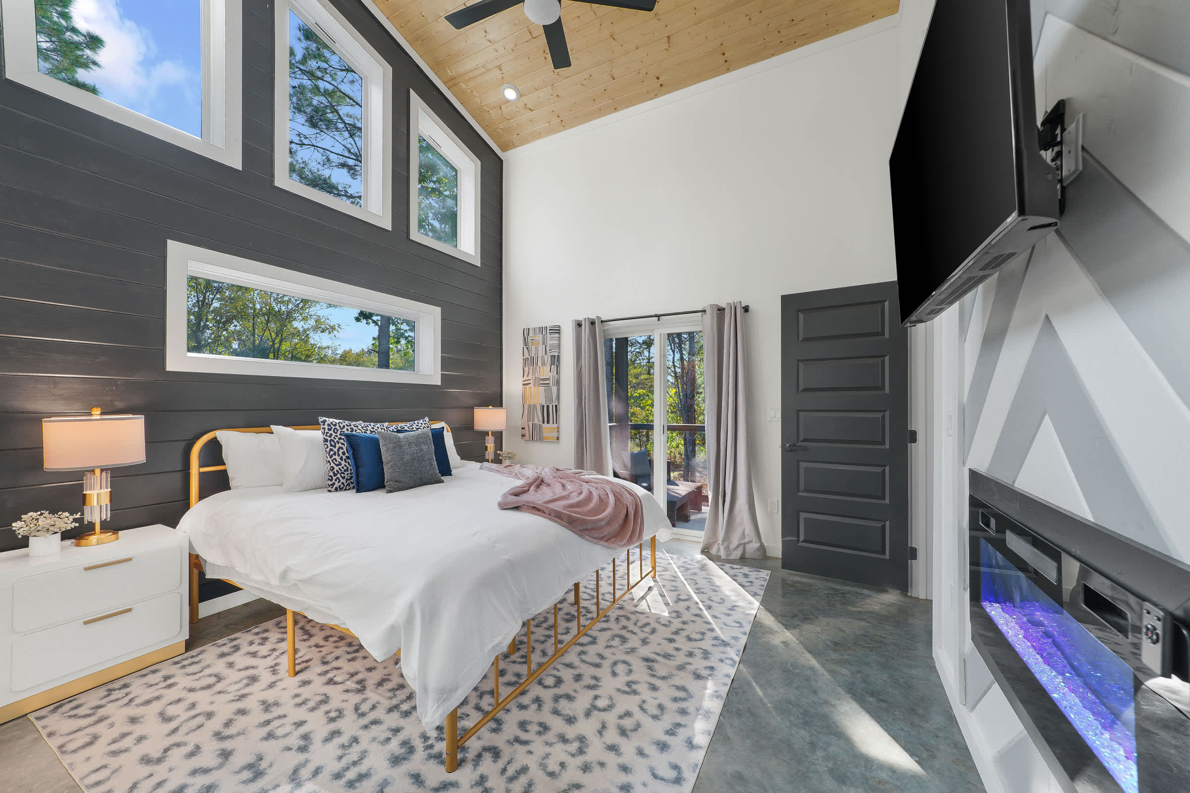 NEW! Fully maxed out cabin w/ treehouse, spa & more