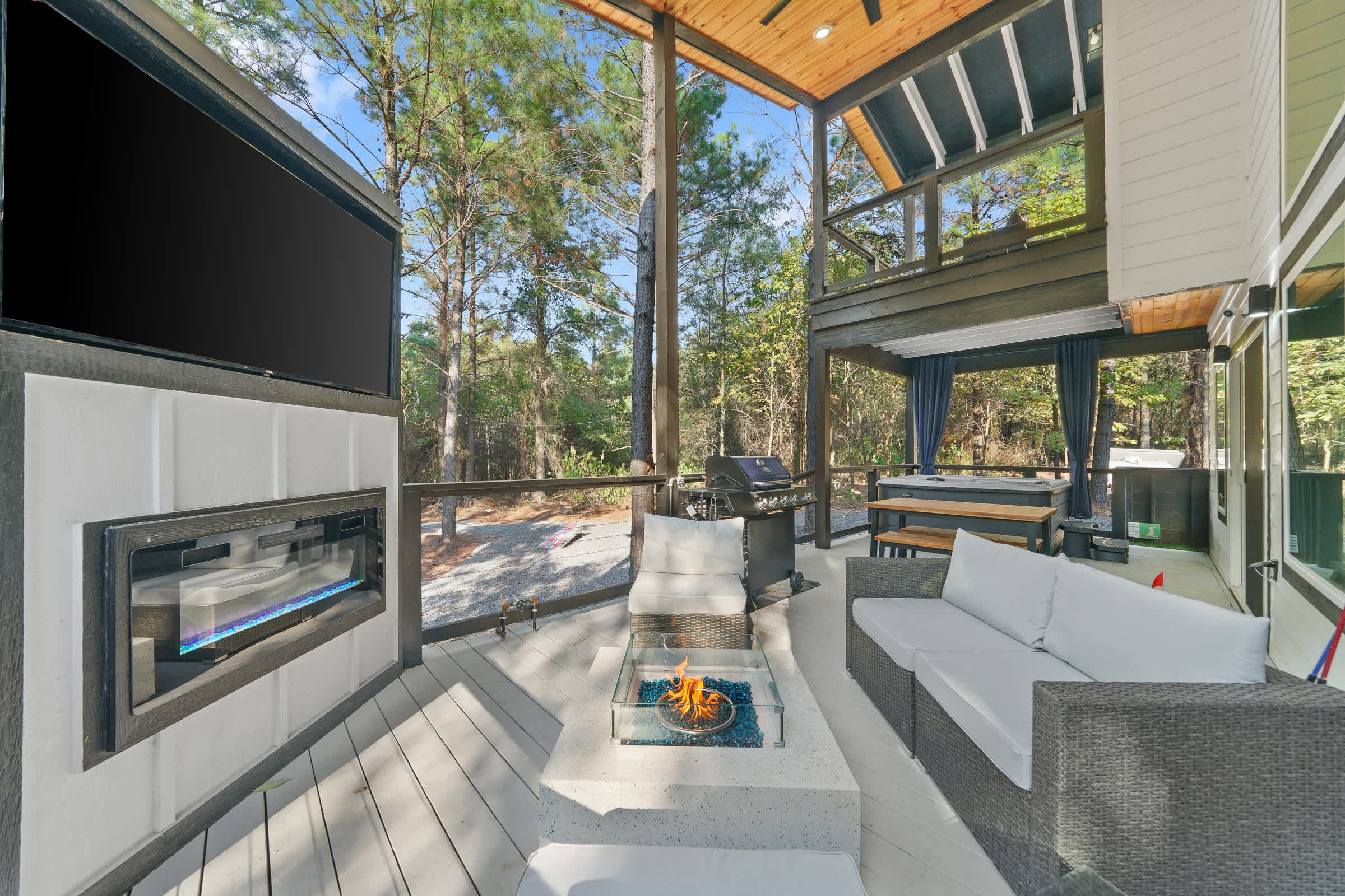 NEW! Fully maxed out cabin w/ treehouse, spa & more