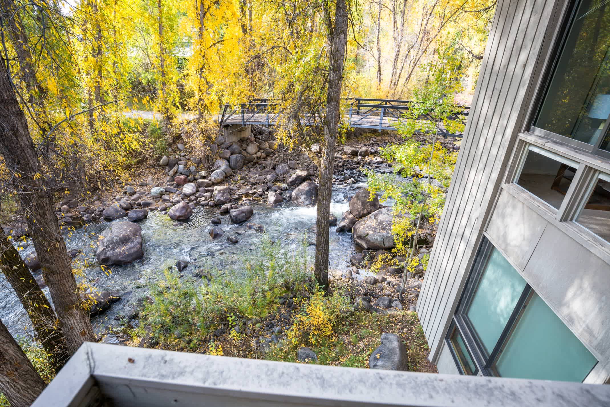 Riverfront Designer 2 BR, Walk to Gondola! - Foto 35