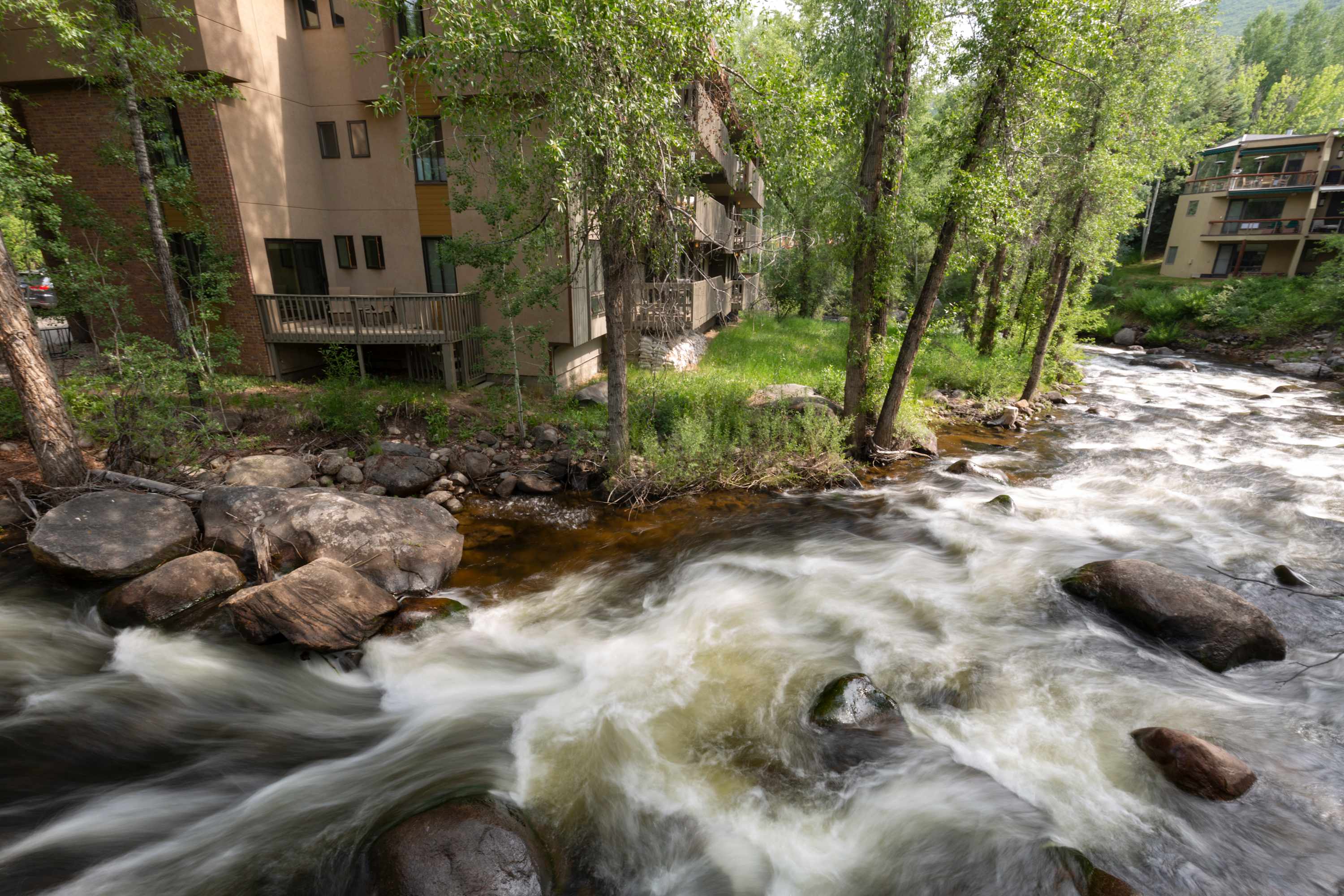 Riverfront Designer 2 BR, Walk to Gondola! - Foto 33