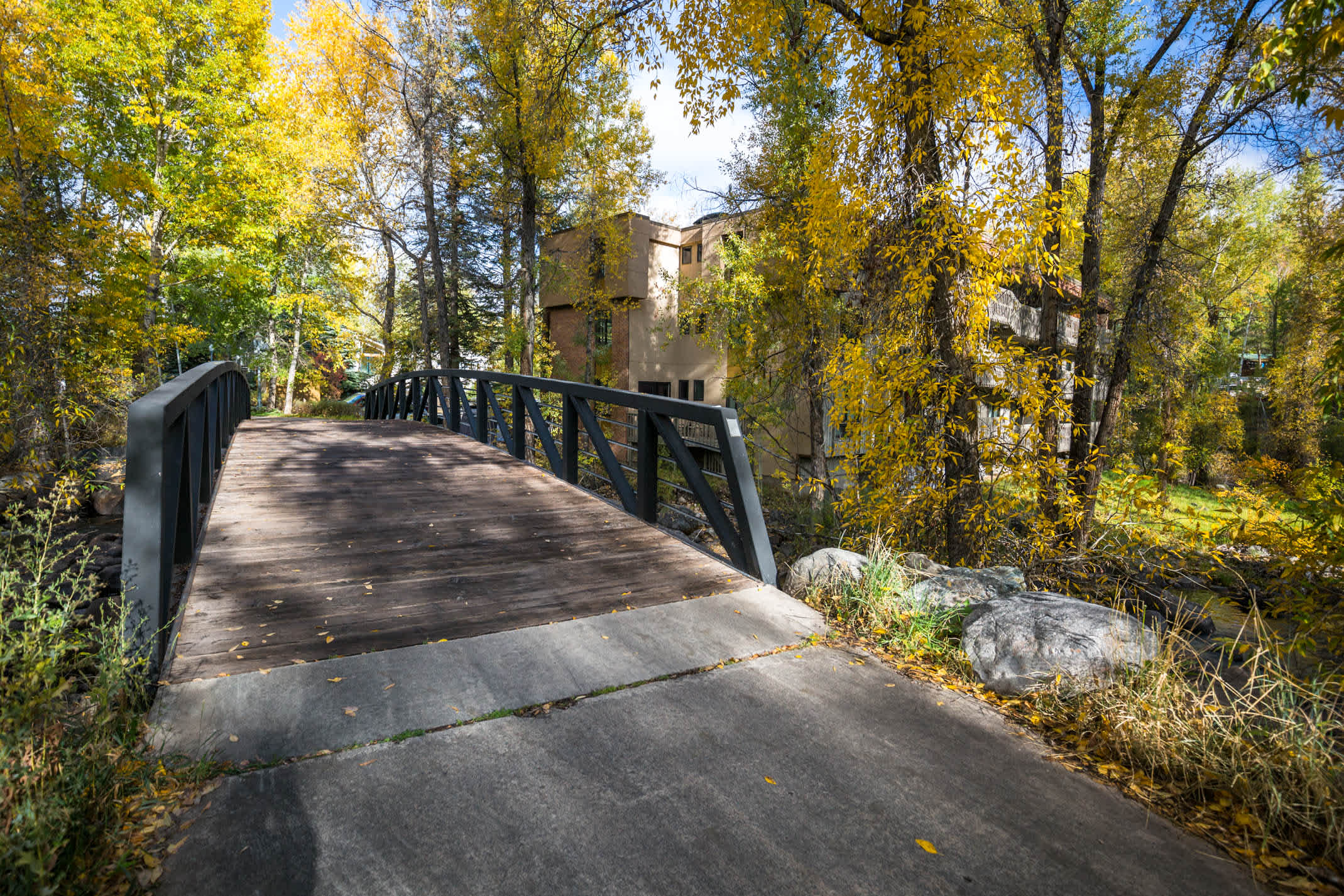 Riverfront Designer 2 BR, Walk to Gondola! - Foto 32