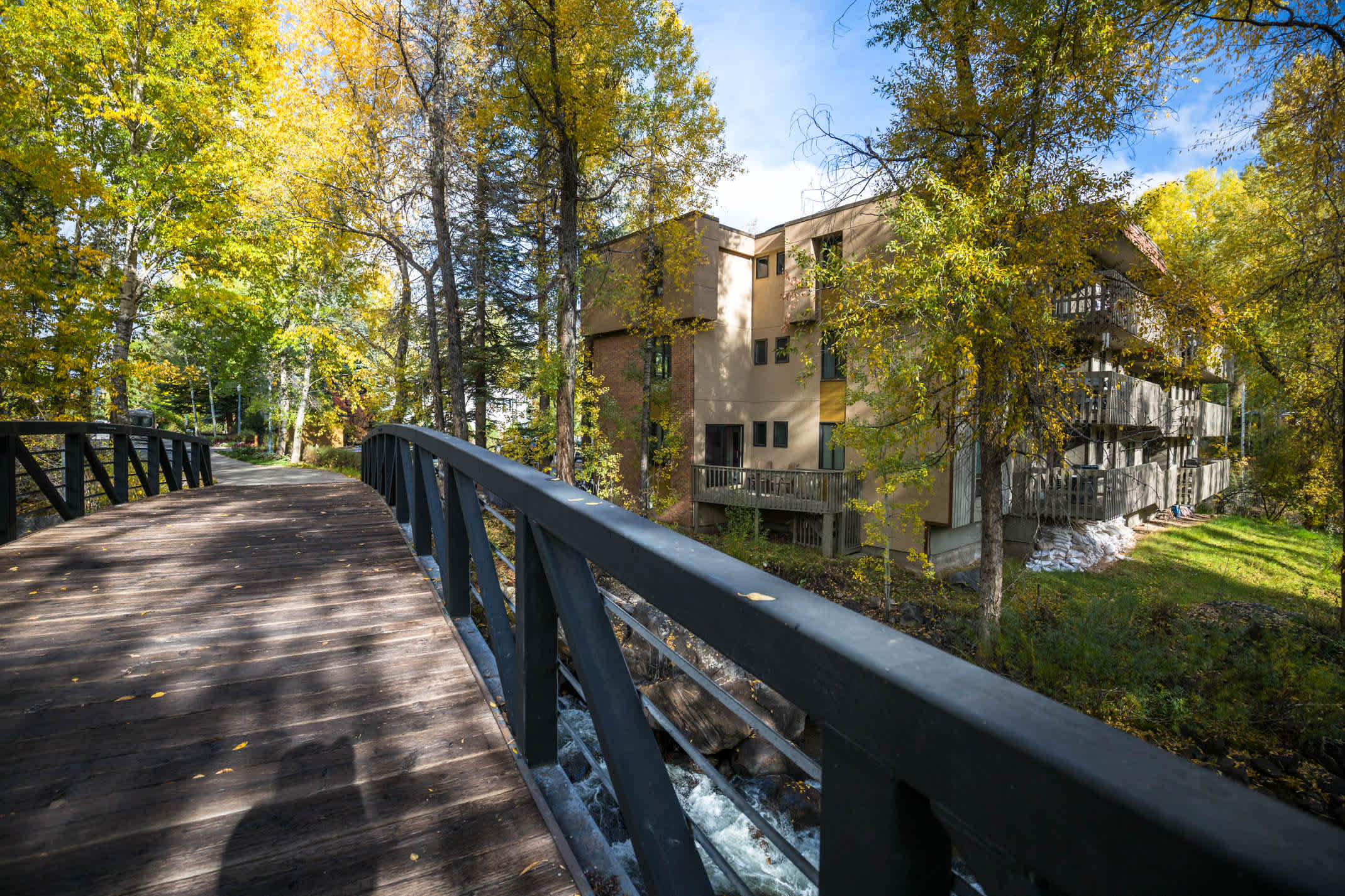 Riverfront Designer 2 BR, Walk to Gondola! - Foto 40