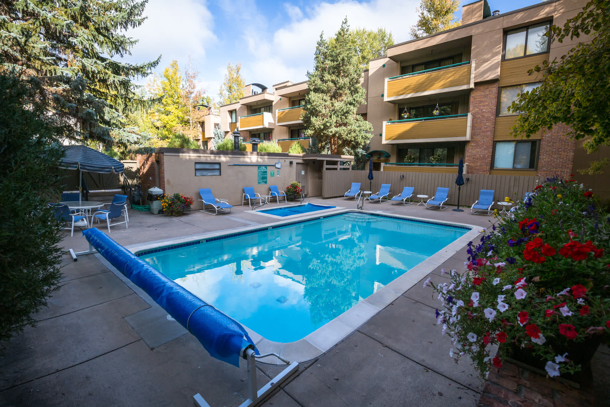 Riverfront Designer 2 BR, Walk to Gondola! - Foto 43