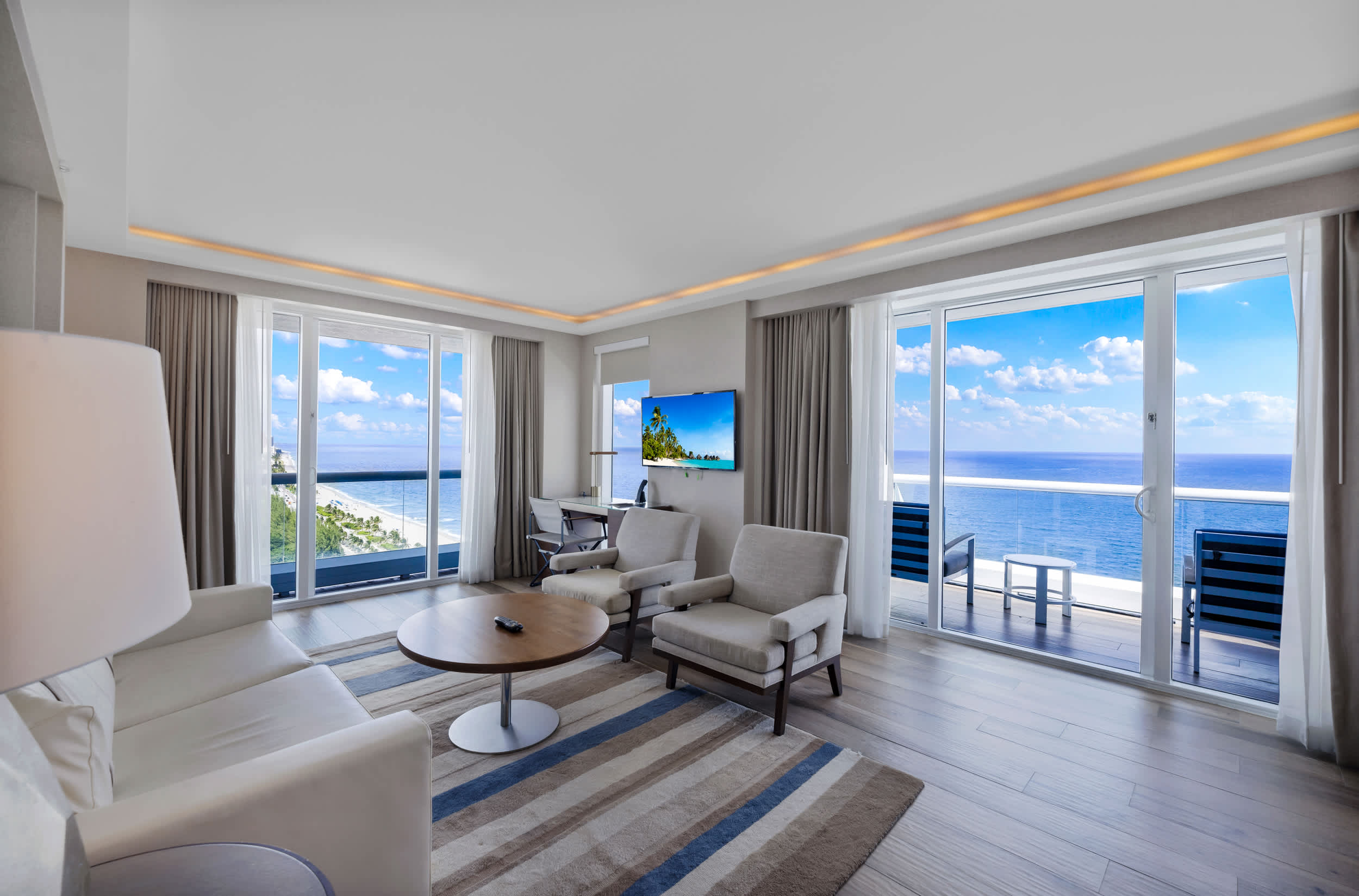 Test_Holiday Waves: Oceanview Charm at Central Beach
