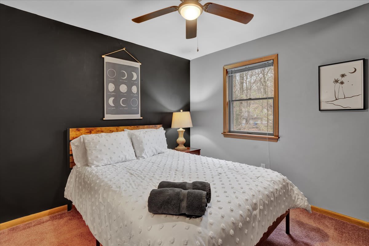 Stylish & Modern Bedroom – A beautifully designed space featuring a bold accent wall, warm wooden tones, and soft textures for a relaxing ambiance.