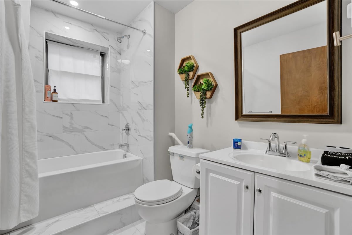 Elegant Bathroom with Marble Touches – A bright and modern bathroom featuring a luxurious marble shower, sleek vanity, and stylish fixtures.