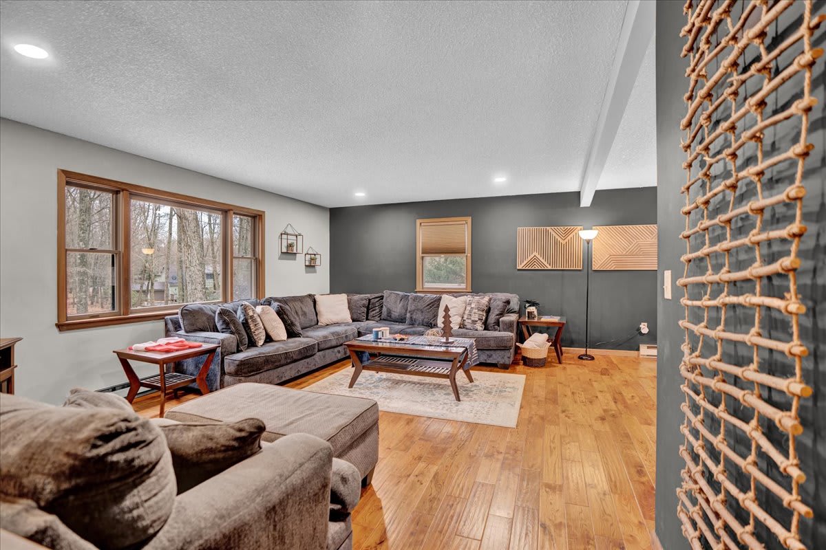 Spacious & Cozy Living Area – A warm and inviting living room featuring plush seating, and wood flooring.