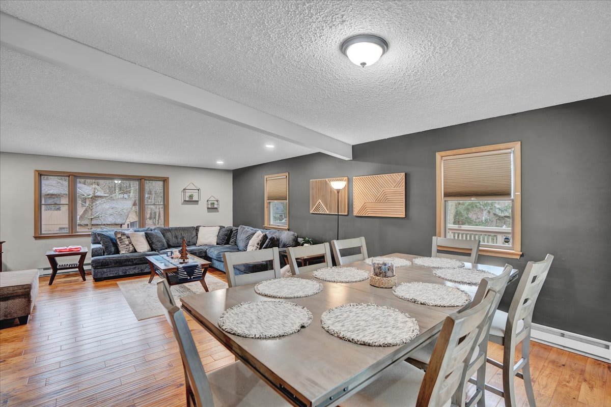 Elegant Dining with a Cozy Touch – A spacious dining area with stylish decor, perfect for enjoying meals together in a warm and inviting atmosphere.