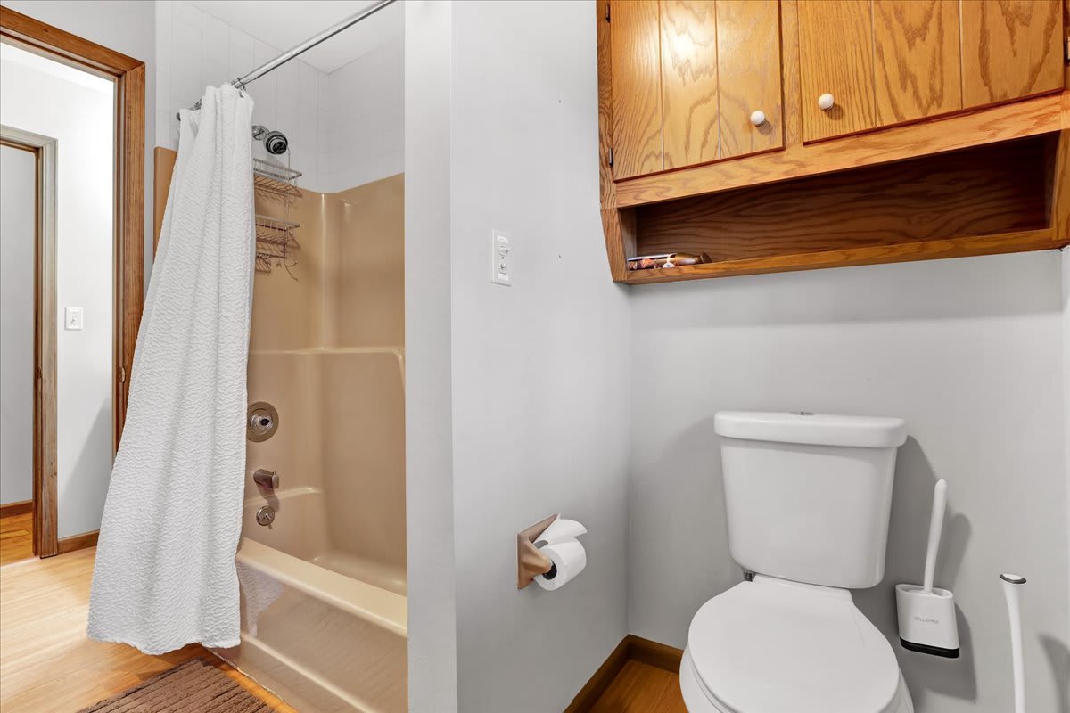 Rustic Bath with a Walk-In Shower – A well-designed bathroom featuring wood accents, a stand-up shower, and all the essentials for a comfortable stay.