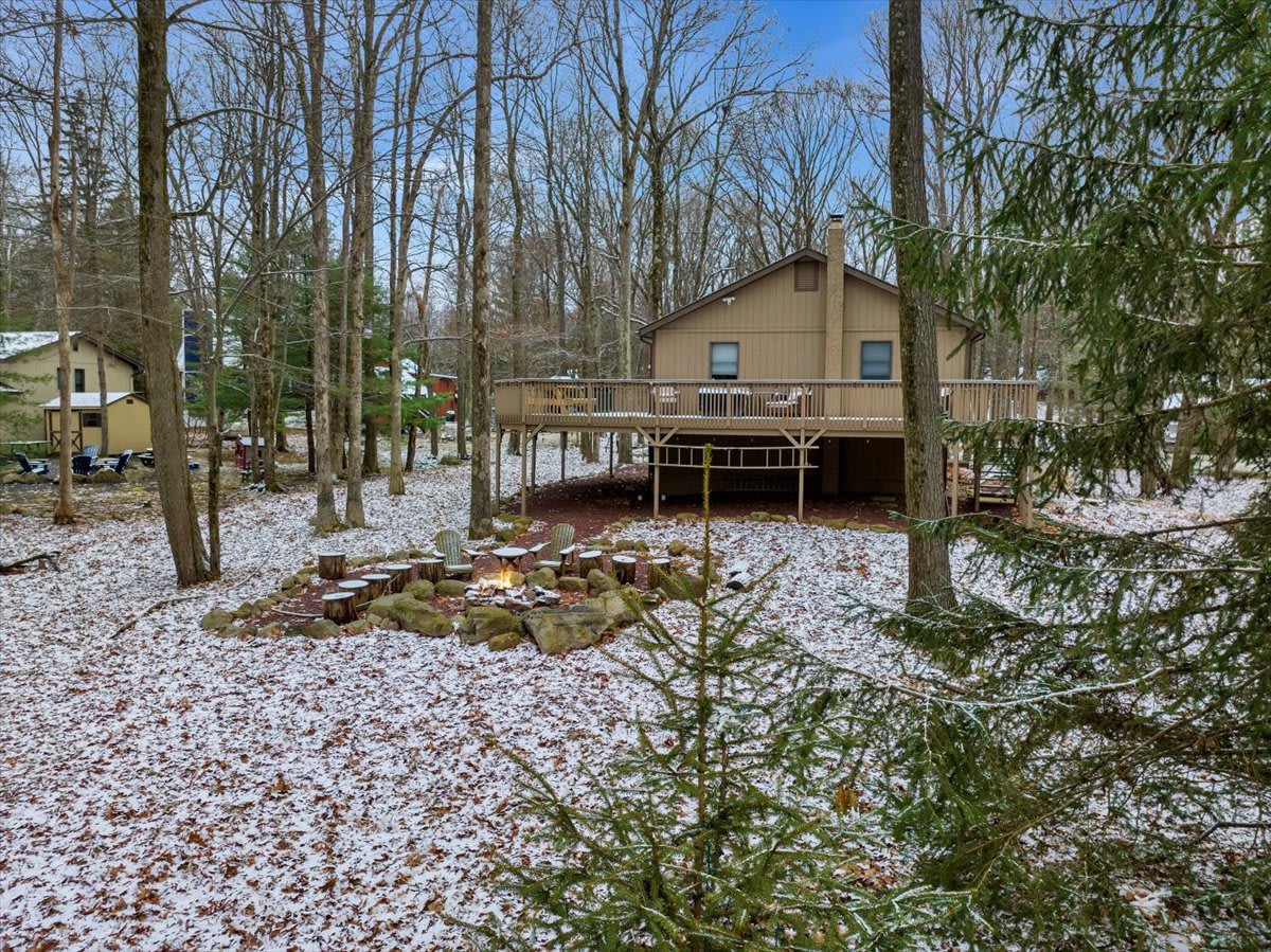 Tranquil Forest Escape – The perfect getaway, surrounded by towering trees and nature, offering privacy and relaxation in every season.