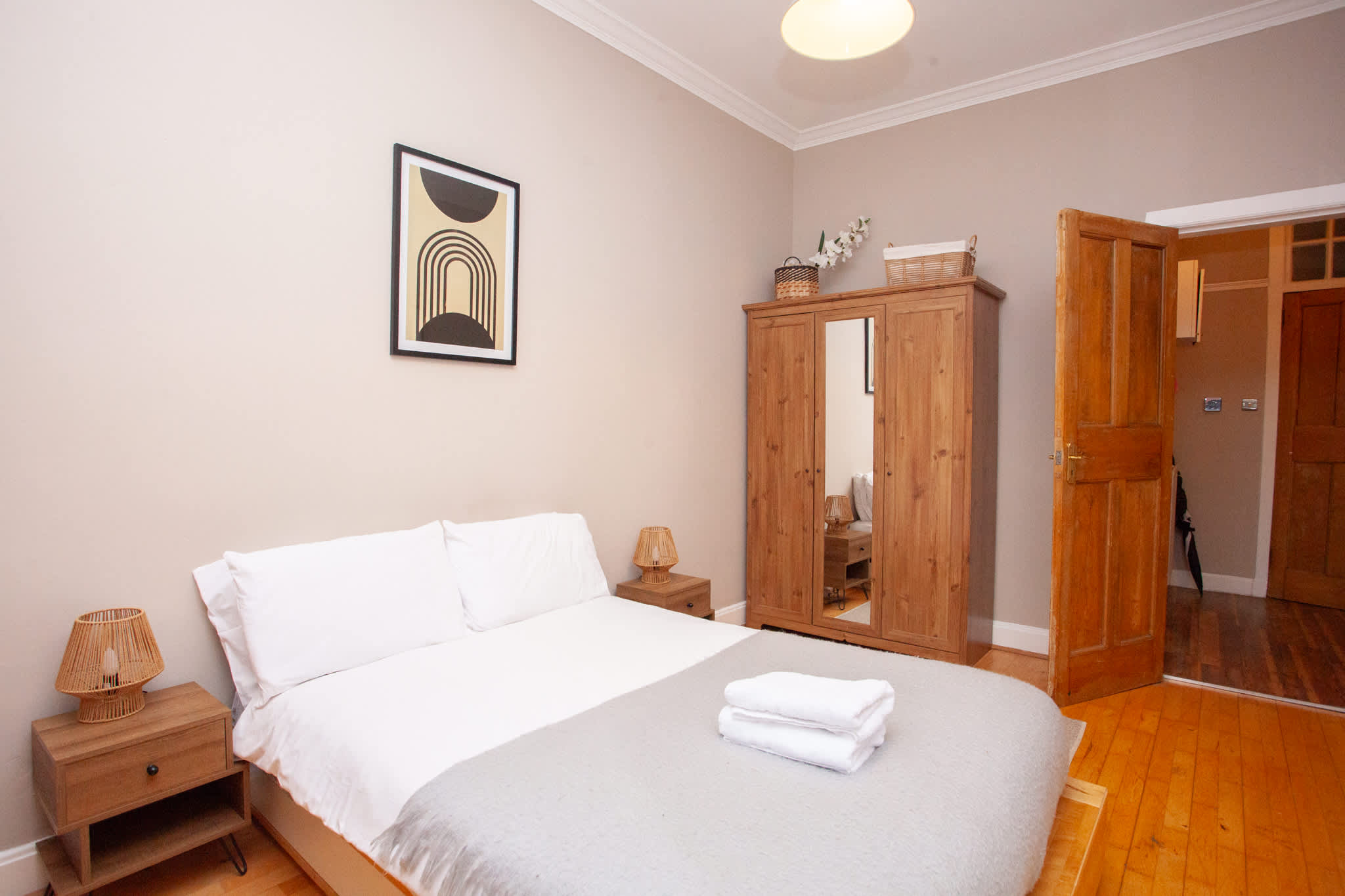 View Bright Flat Near Glasgow City Center in 51 Rose Street G3 6SF Bright Flat Near Glasgow City Center in 51 Rose Street G3 6SF - Property image 2 - VivreStays