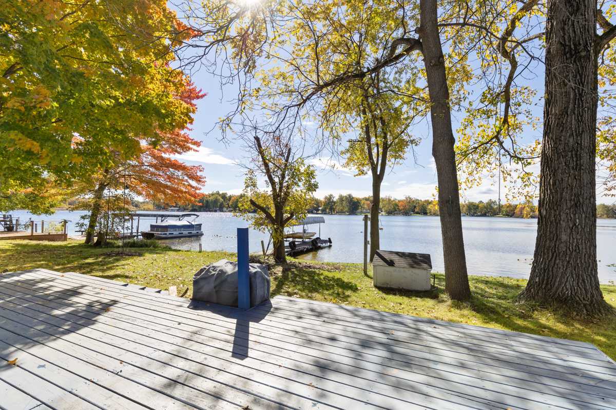 Lakefront Home with Dock, Firepit & Private Deck - Foto 1