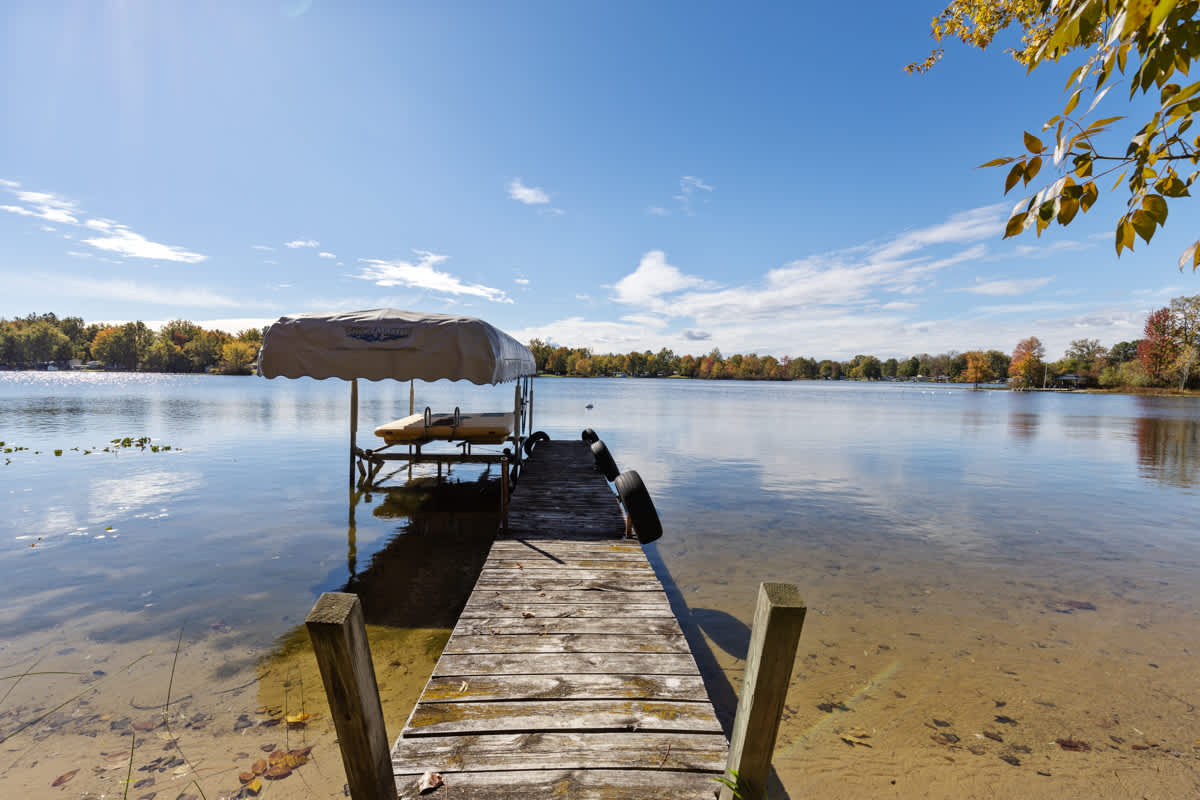 Lakefront Home with Dock, Firepit & Private Deck - Foto 1