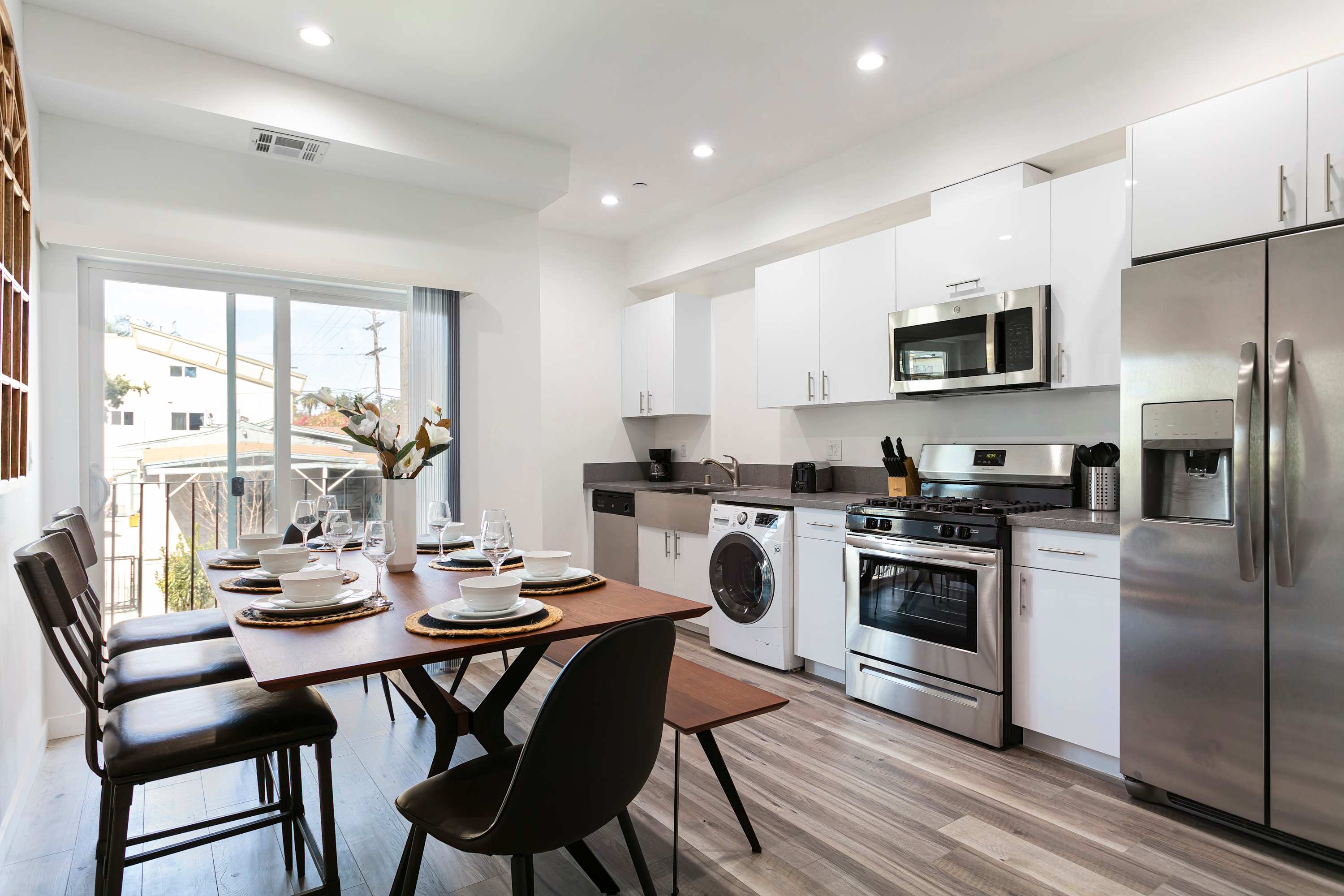 Relax In Spacious 4br Townhouse Sleeps 9 With Wifi - Los Ángeles, CA
