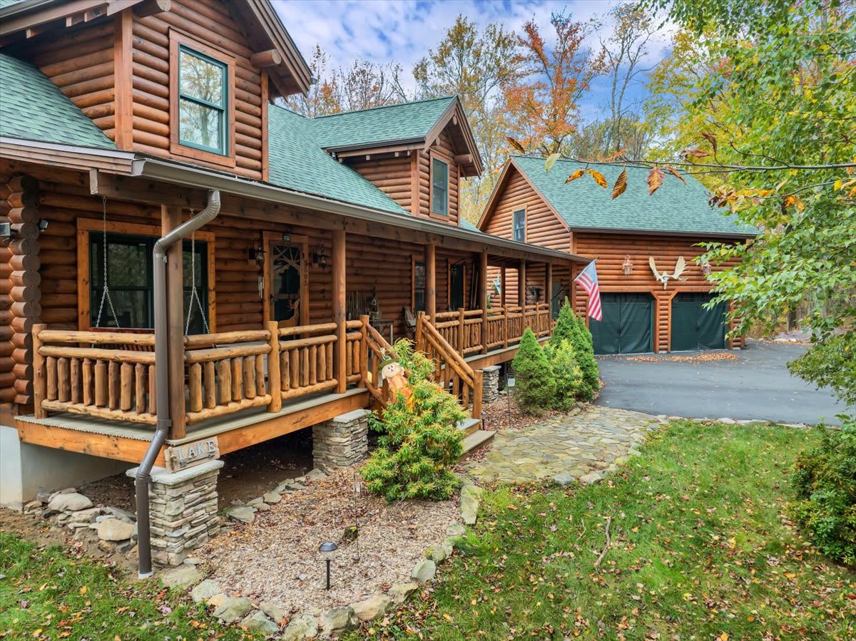 Pocono Log Cabin |Gold Star Community |