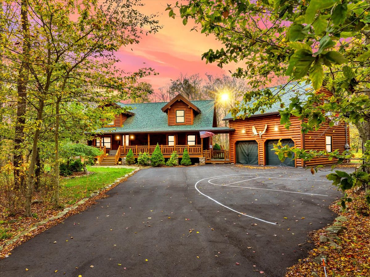 Pocono Log Cabin |Gold Star Community | Hot Tub — Clifton Township, PA — vacation rental