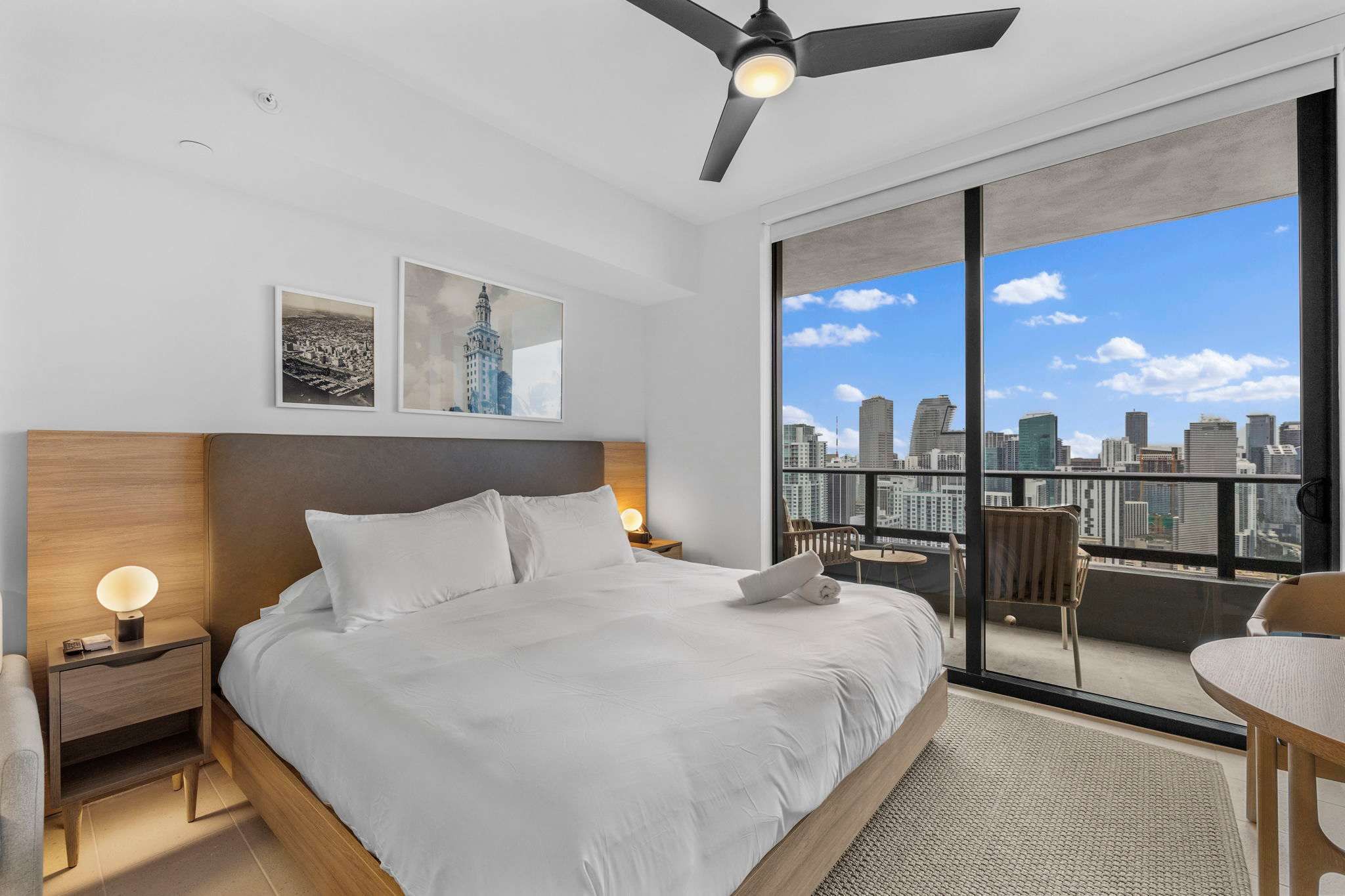 Bay Views on 44th Floor! Lux Studio in Downtown