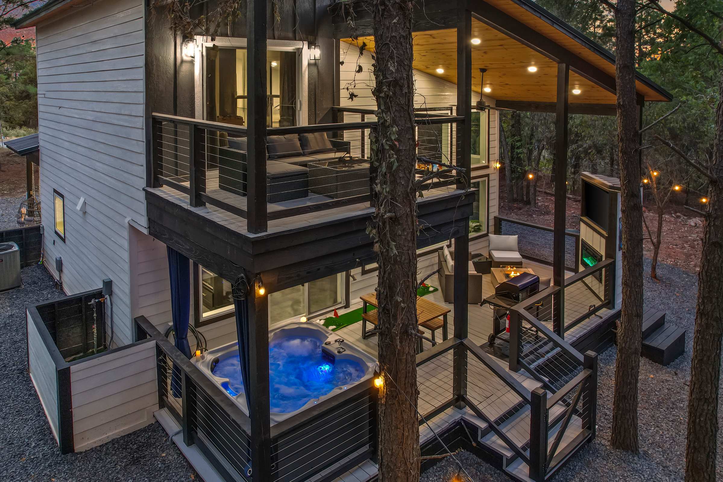 NEW! Fully maxed out cabin w/ treehouse, spa & more
