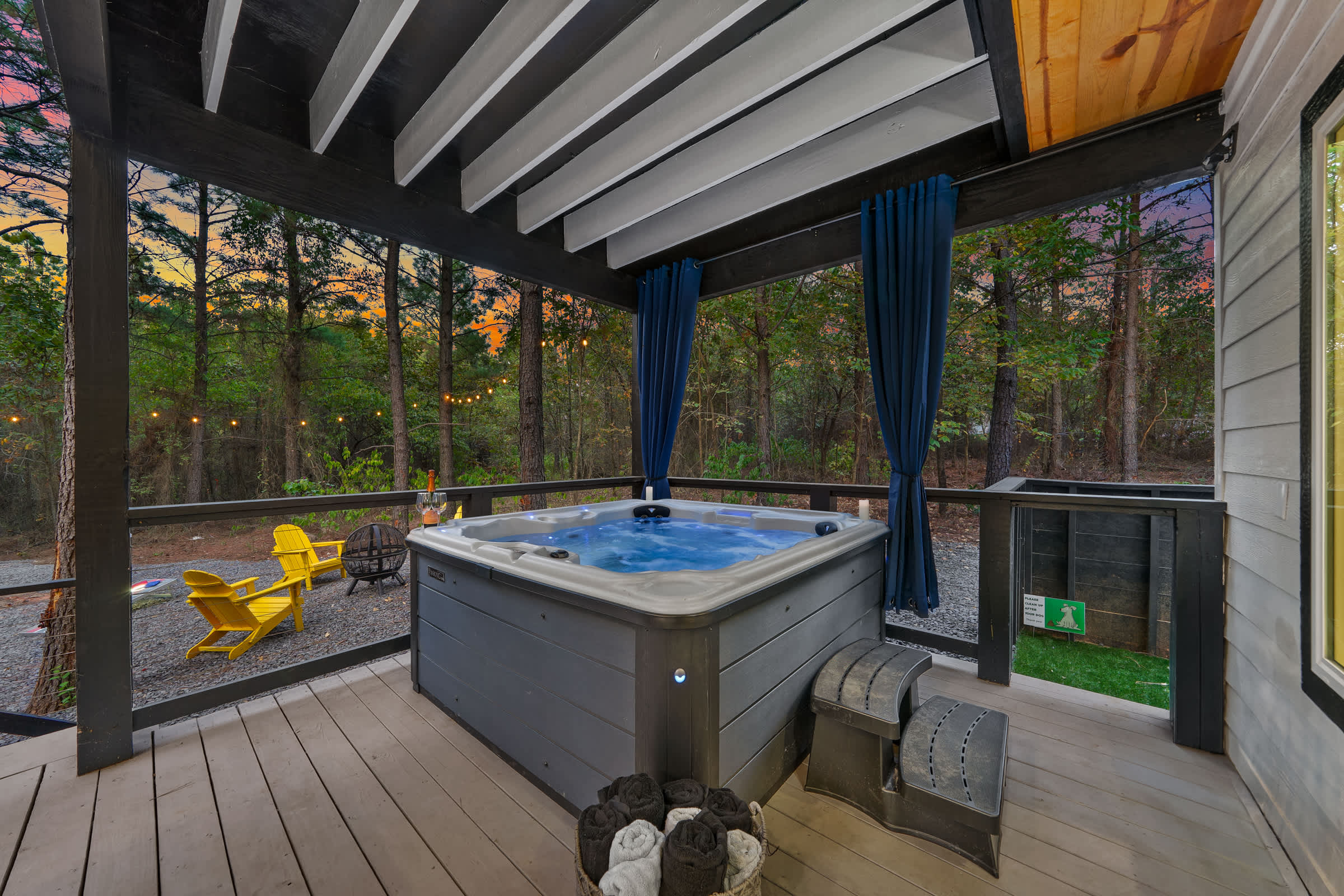 NEW! Fully maxed out cabin w/ treehouse, spa & more