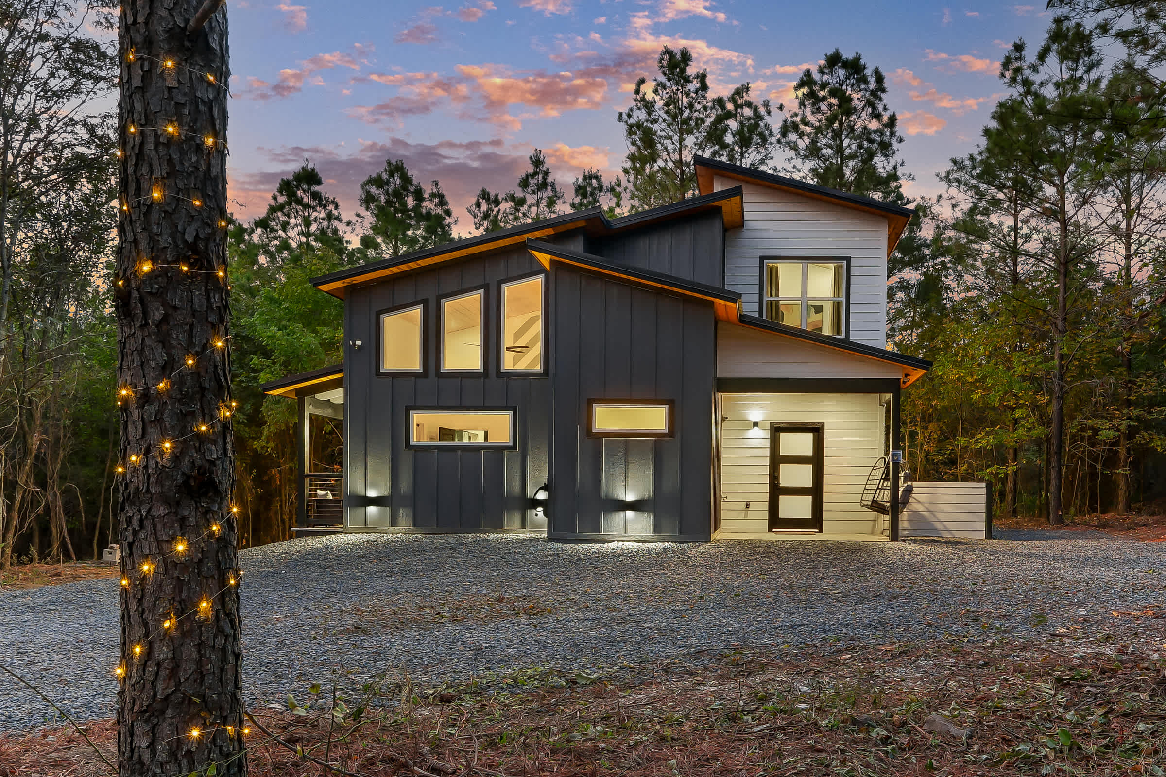 NEW! Fully maxed out cabin w/ treehouse, spa & more