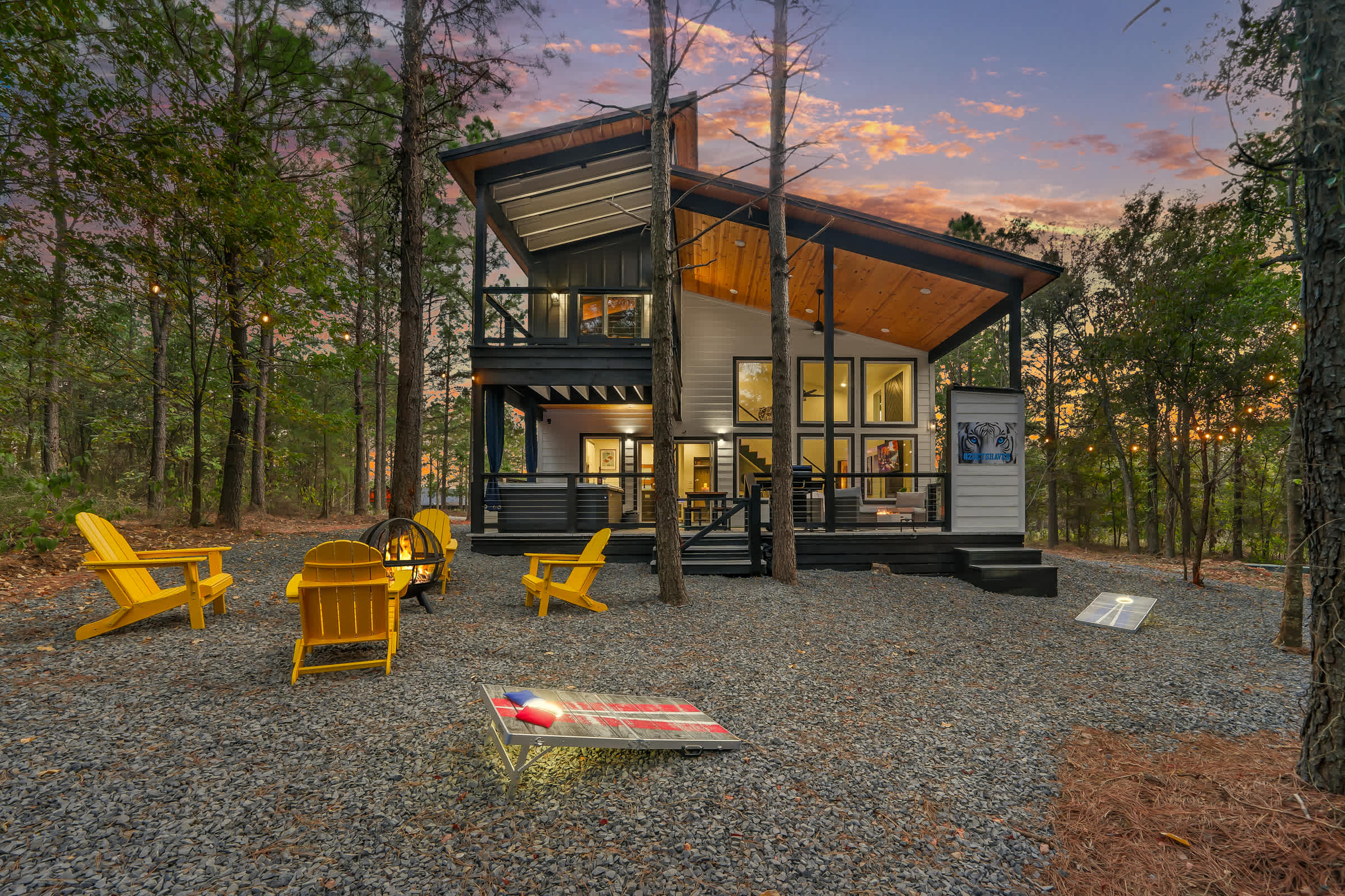 NEW! Fully maxed out cabin w/ treehouse, spa & more