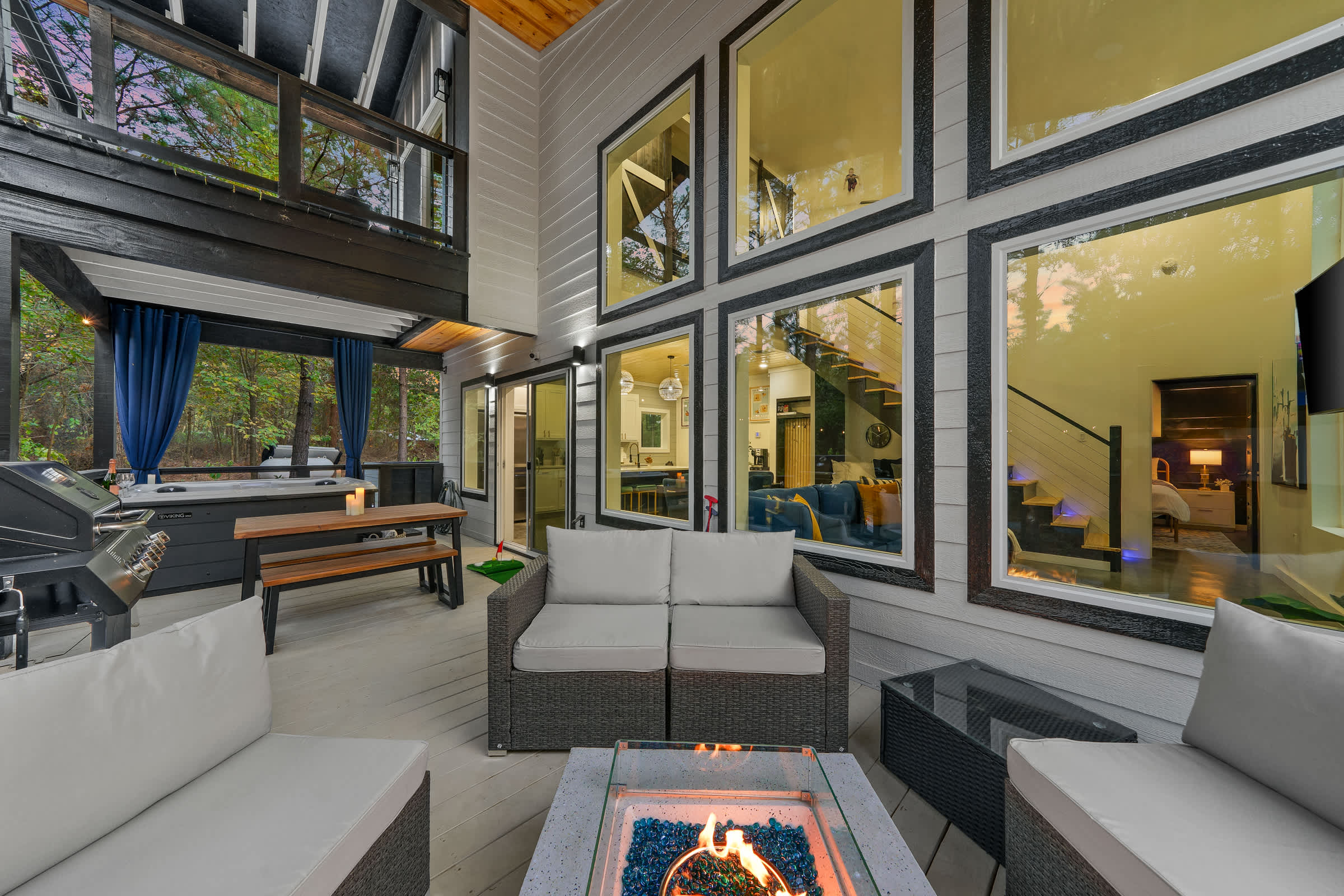 NEW! Fully maxed out cabin w/ treehouse, spa & more