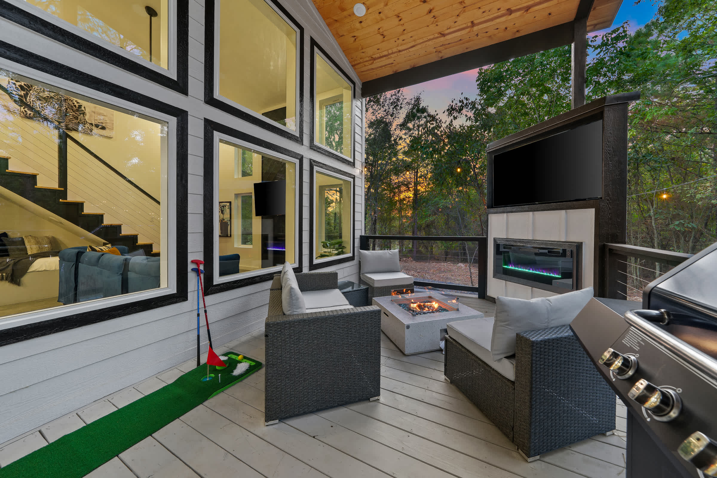 NEW! Fully maxed out cabin w/ treehouse, spa & more