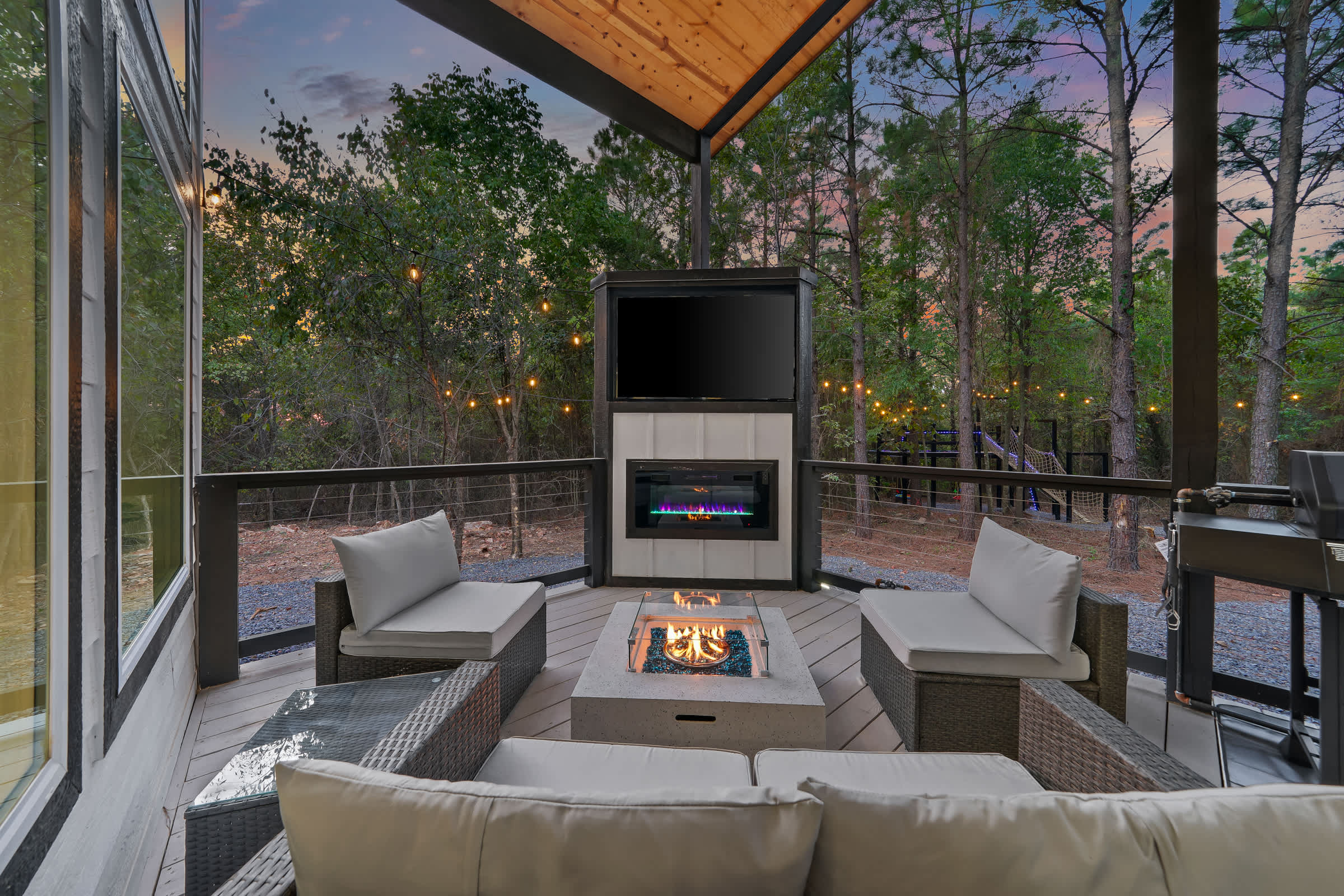 NEW! Fully maxed out cabin w/ treehouse, spa & more