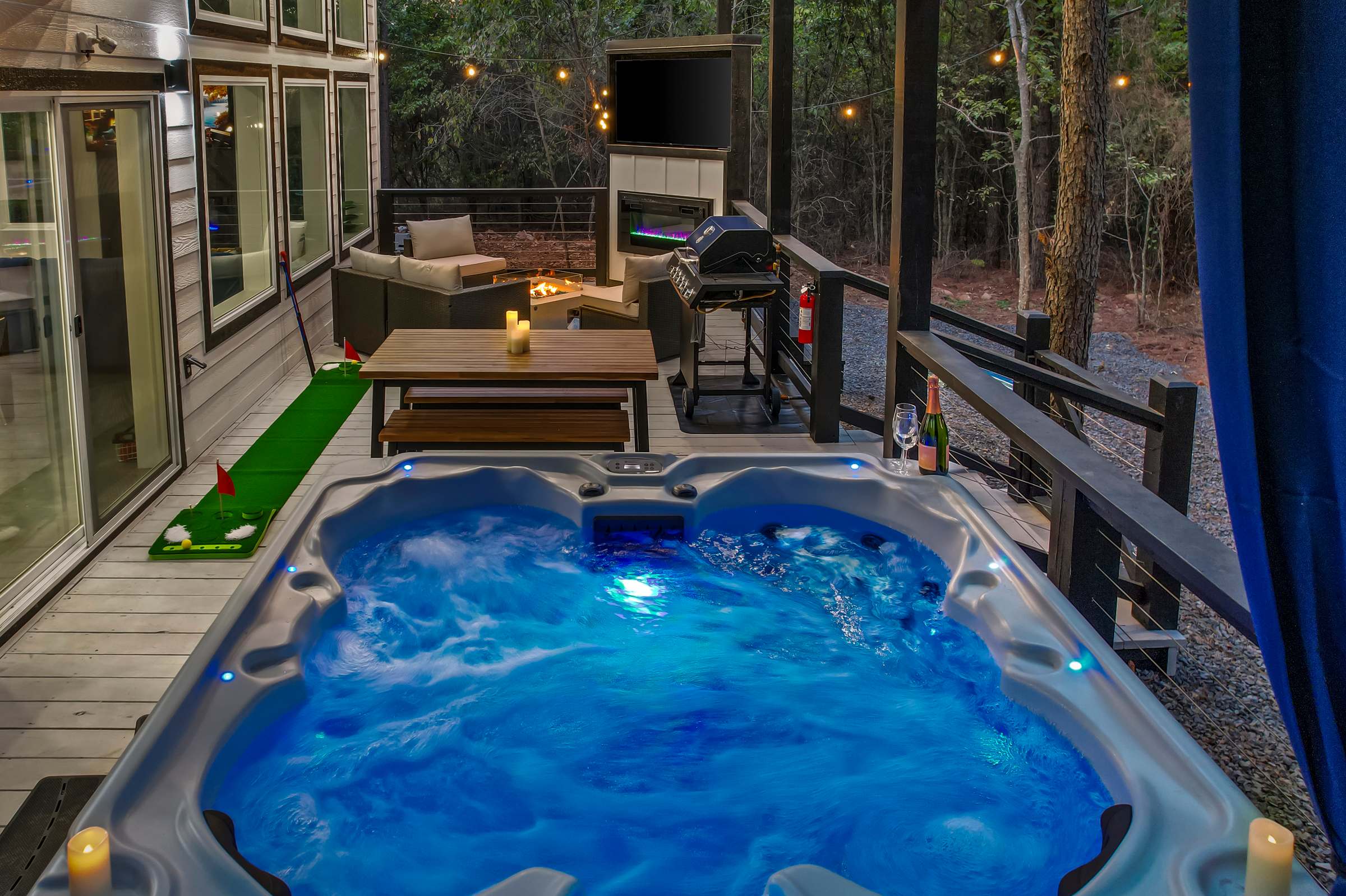 NEW! Fully maxed out cabin w/ treehouse, spa & more