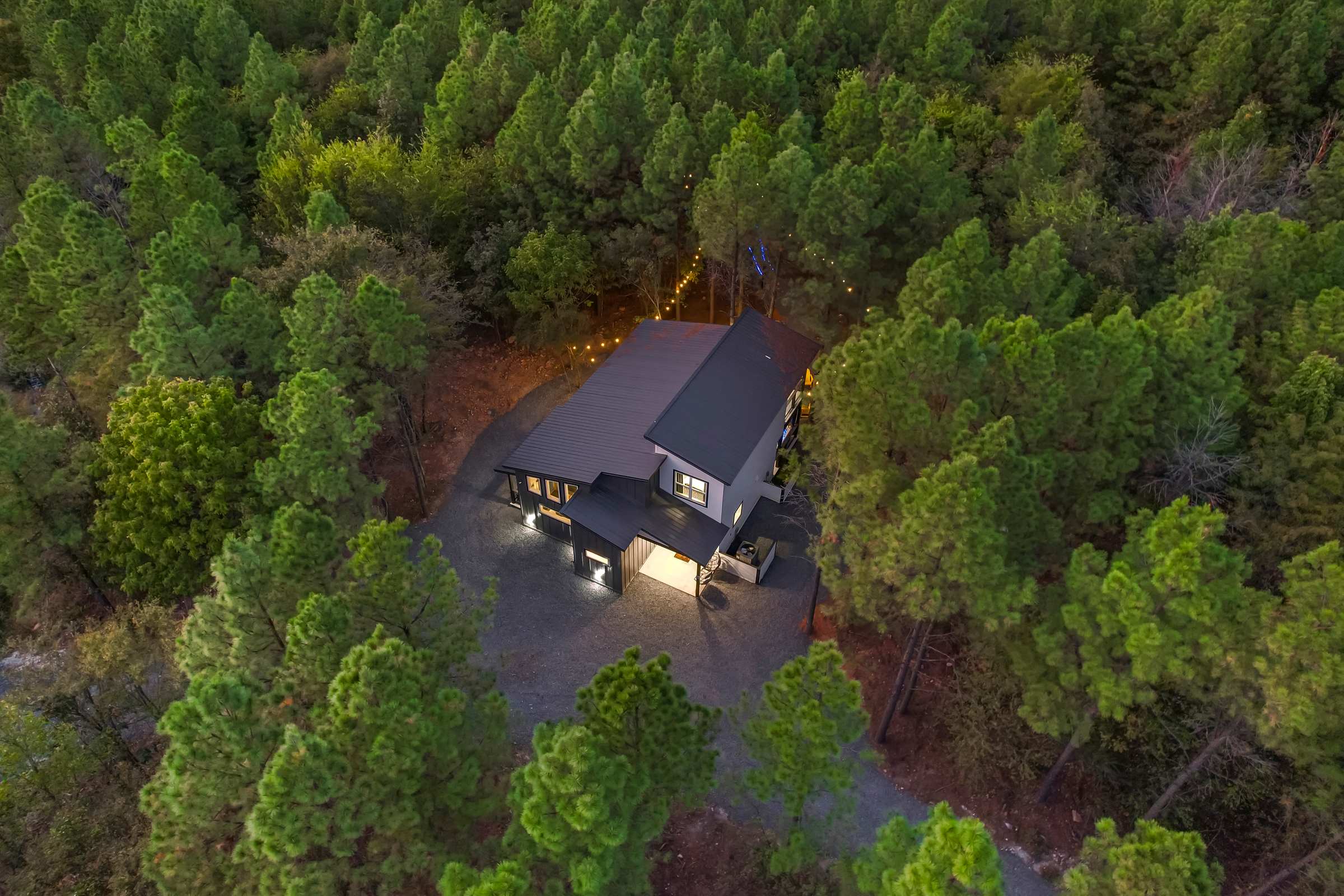 NEW! Fully maxed out cabin w/ treehouse, spa & more