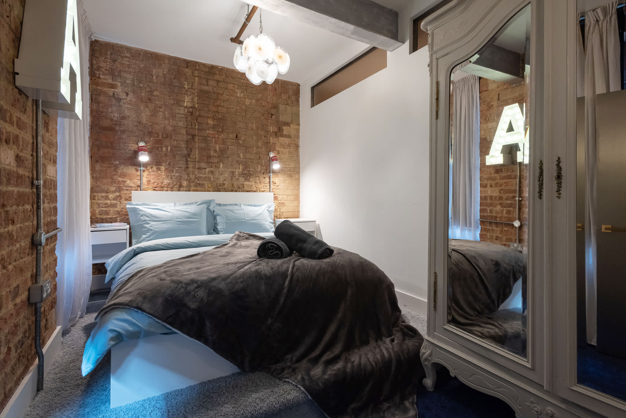 View Luxurious Loft Central Soho - 3 Bedrooms & Office! in 10 Richmond Mews W1D 3DD Luxurious Loft Central Soho - 3 Bedrooms & Office! in 10 Richmond Mews W1D 3DD - Property image 56 - VivreStays