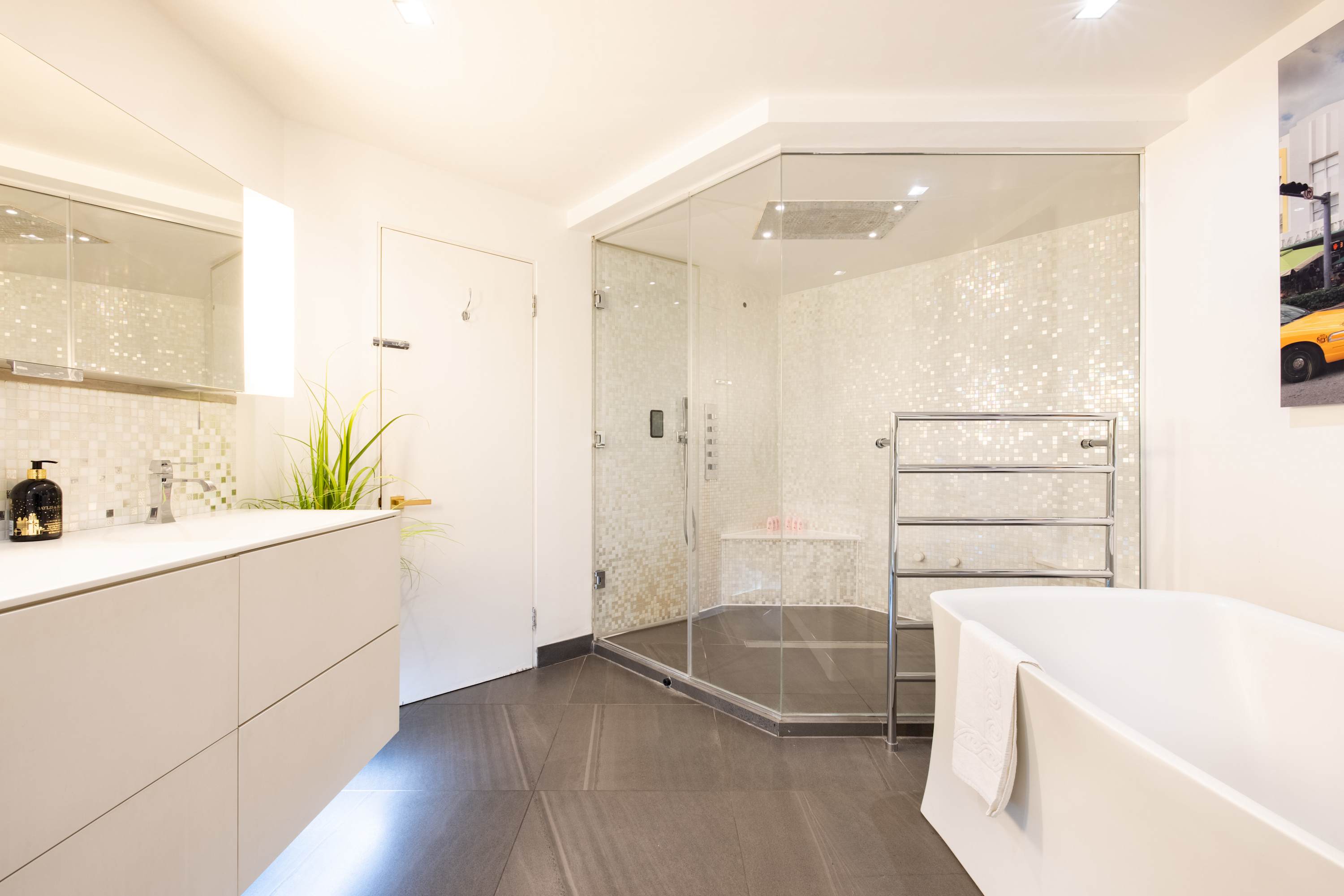 View Luxurious Loft Central Soho - 3 Bedrooms & Office! in 10 Richmond Mews W1D 3DD Luxurious Loft Central Soho - 3 Bedrooms & Office! in 10 Richmond Mews W1D 3DD - Property image 51 - VivreStays
