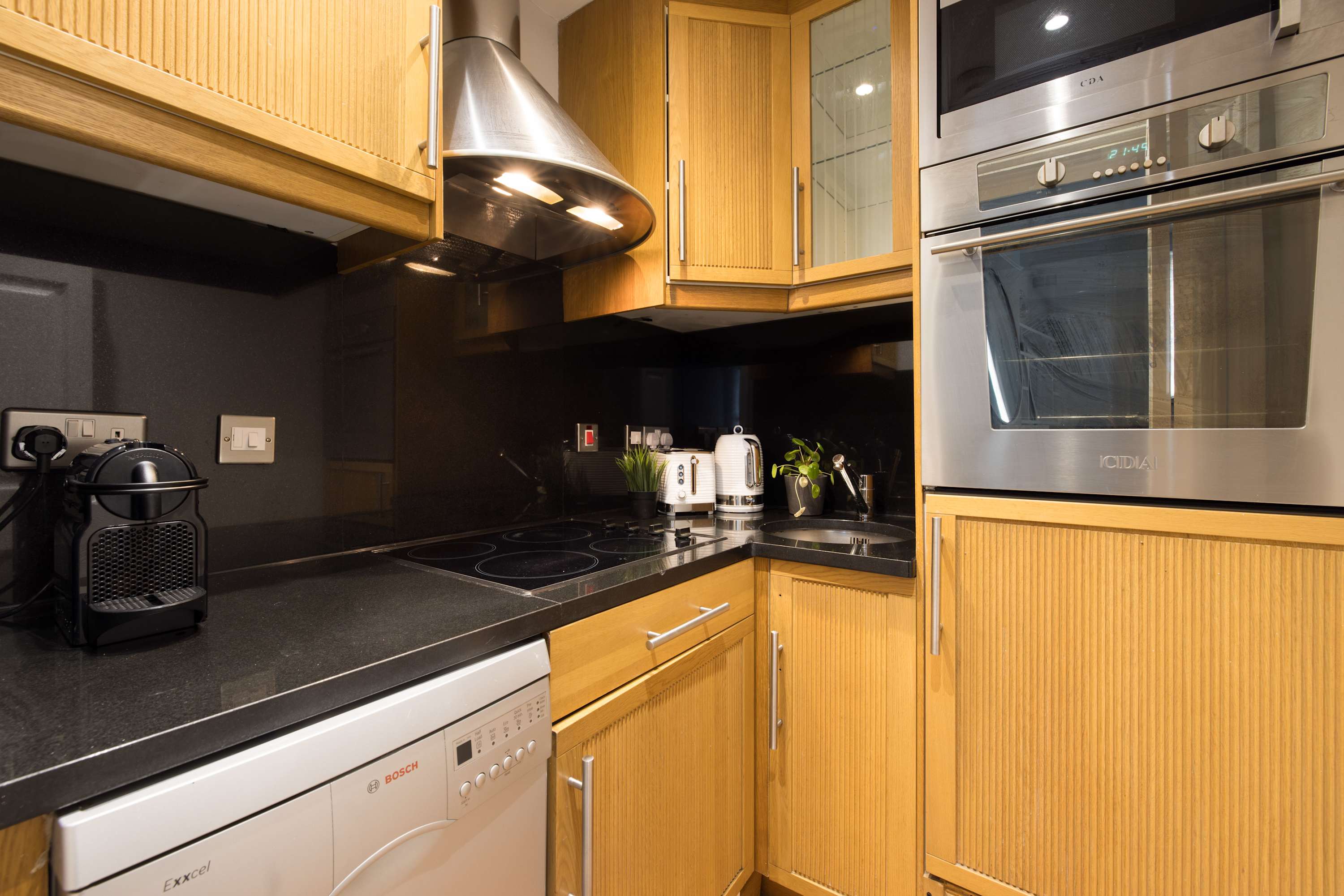 Chic & Light-filled Earls Court Flat near Tube in 49 Eardley Crescent SW5 9JT - Property image 33 - VivreStays