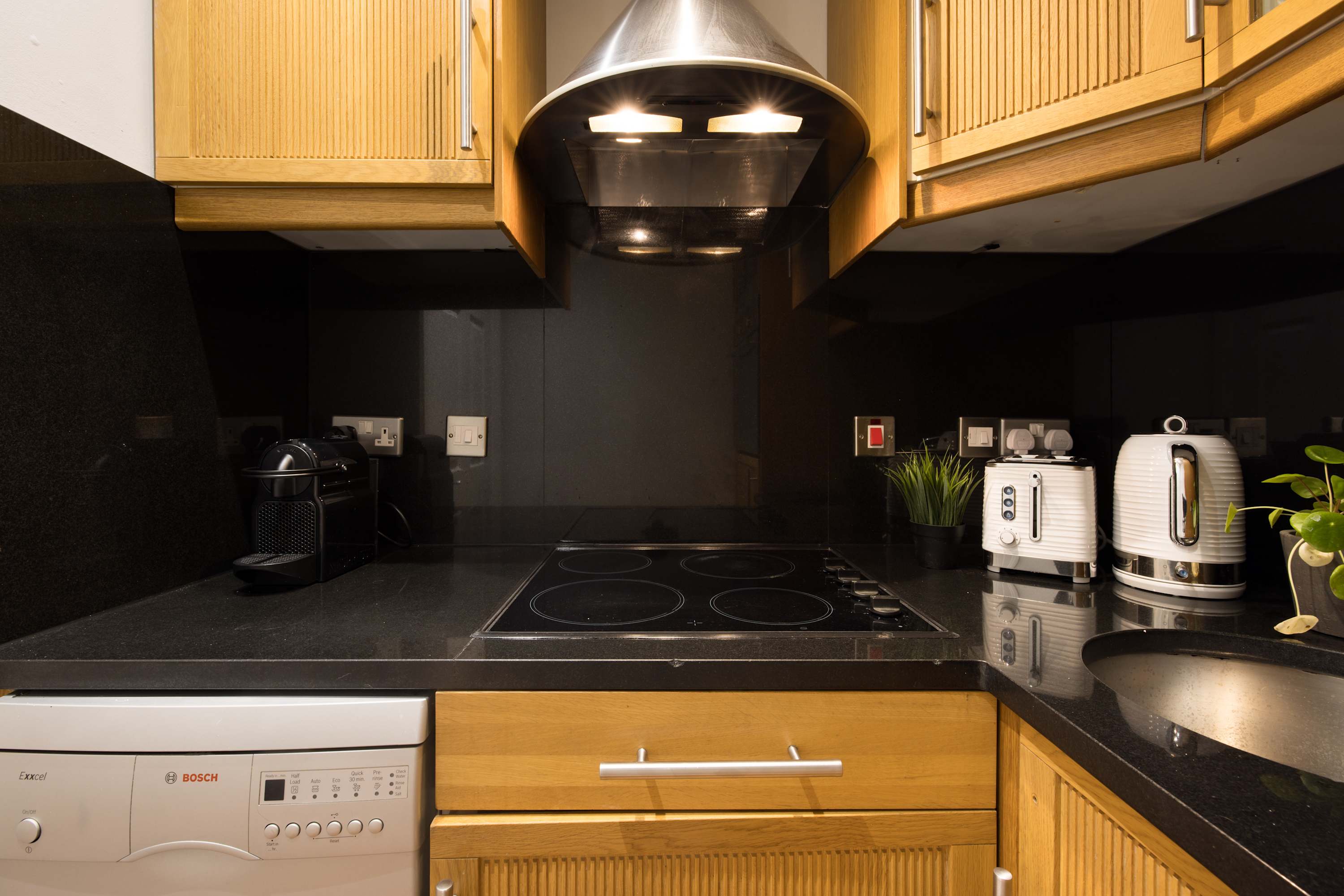 Chic & Light-filled Earls Court Flat near Tube in 49 Eardley Crescent SW5 9JT - Property image 34 - VivreStays