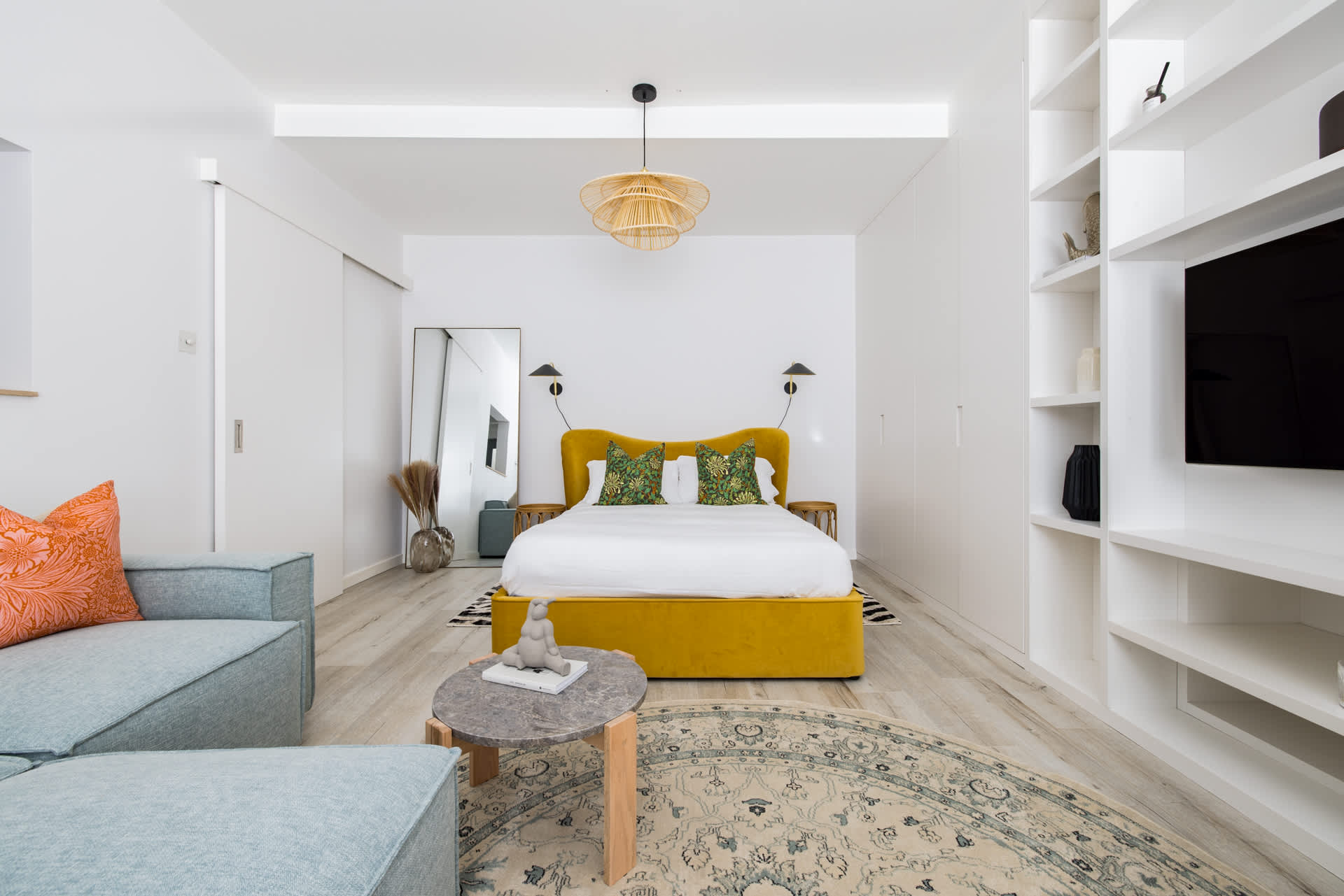 Light-filled Studio with AirCon near Tube serviced apartment - London - VivreStays