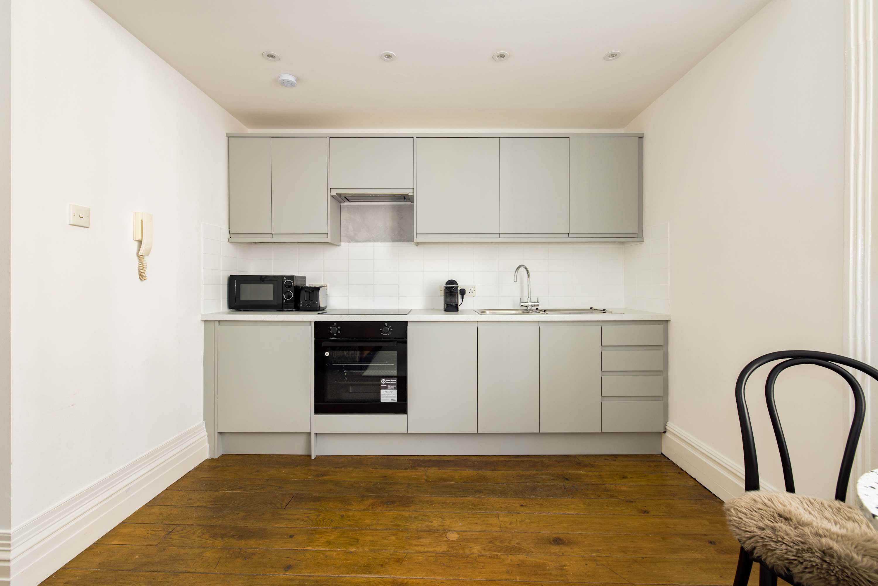 Spacious Earls Court Apt - Office & Rear Terrace in 58 Eardley Crescent SW5 9JZ - Property image 33 - VivreStays