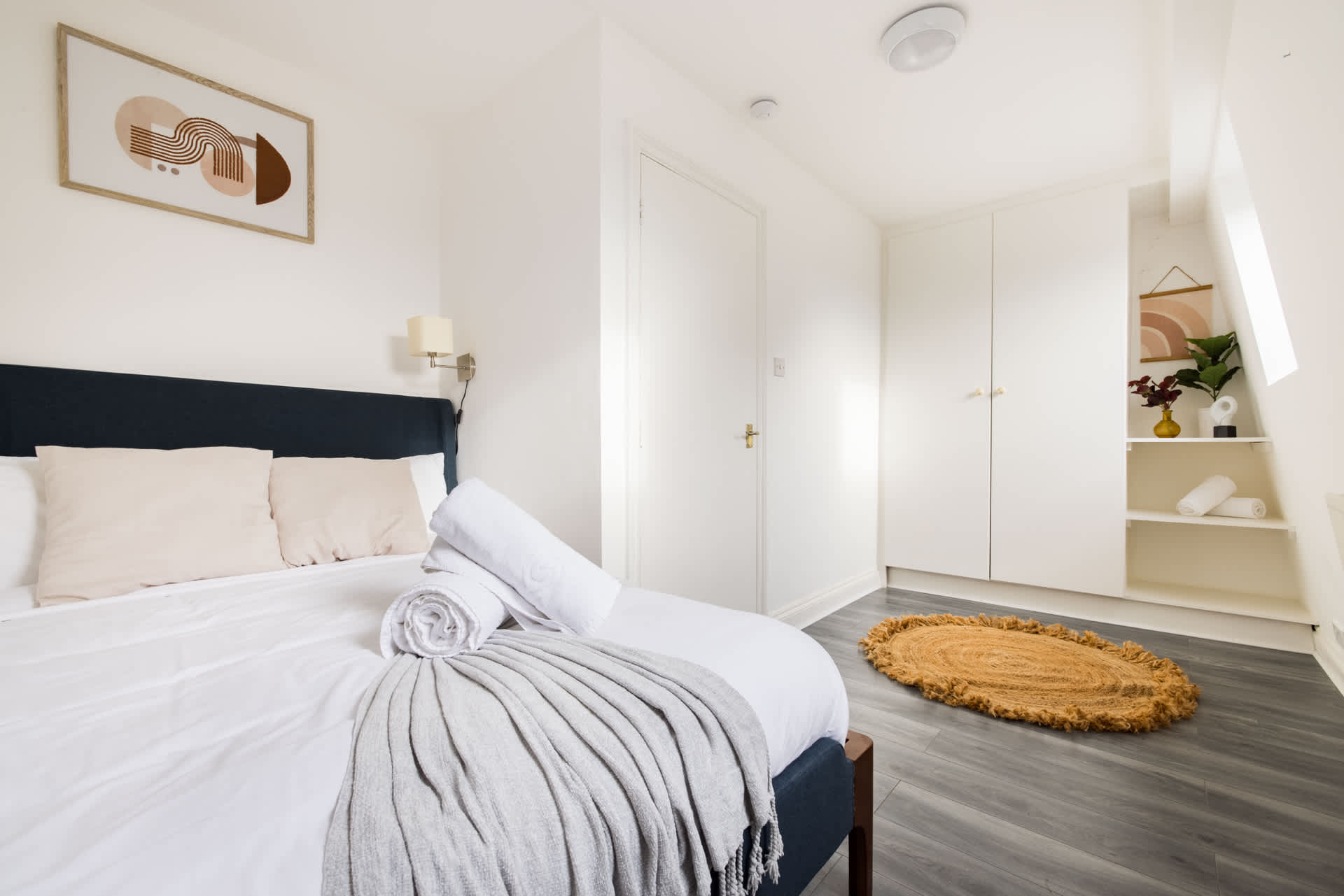 2 Bedroom Apartment - Shepherd's Bush in 112 Goldhawk Road W12 8HD - Property image 20 - VivreStays