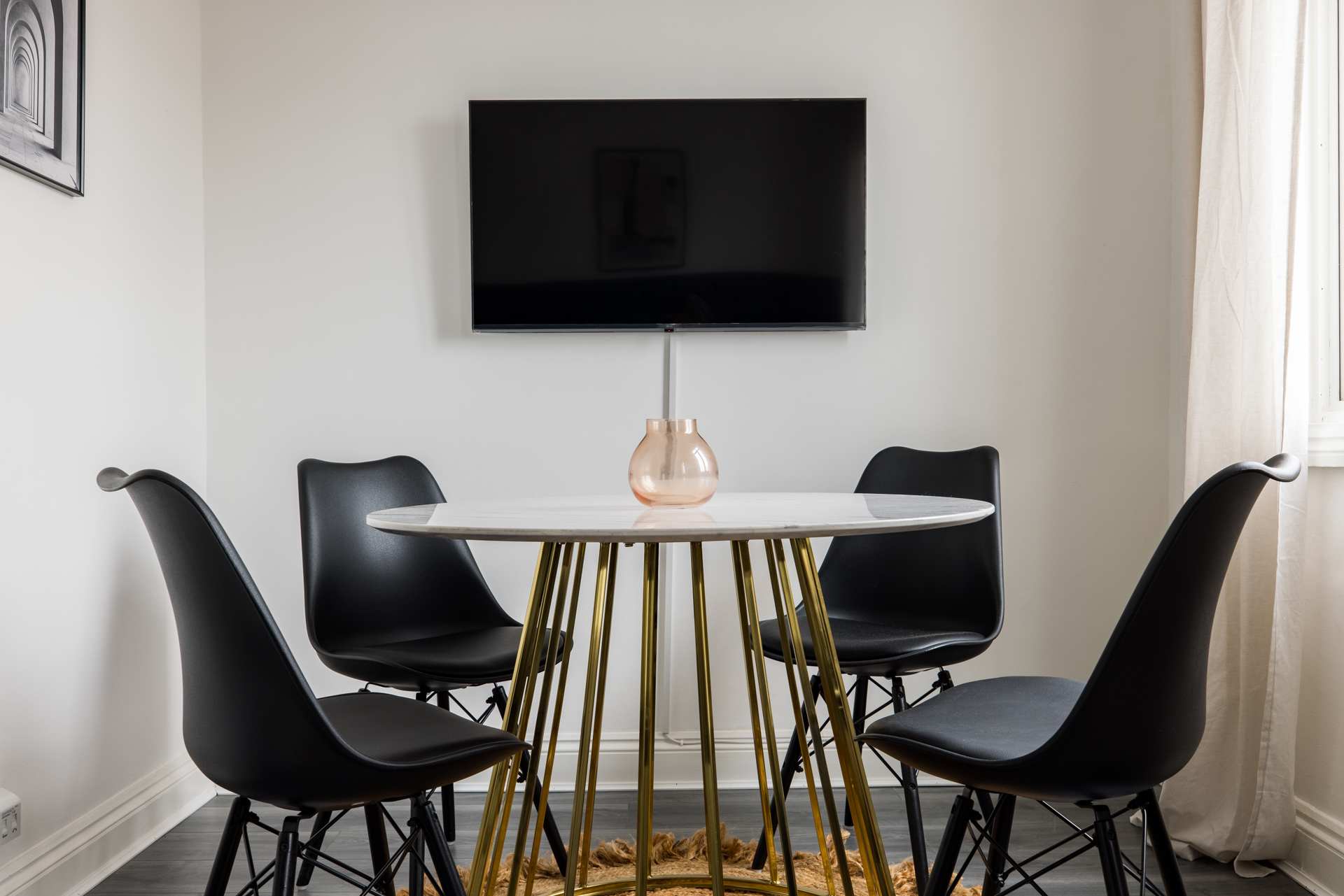 2 Bedroom Apartment - Shepherd's Bush in 112 Goldhawk Road W12 8HD - Property image 21 - VivreStays