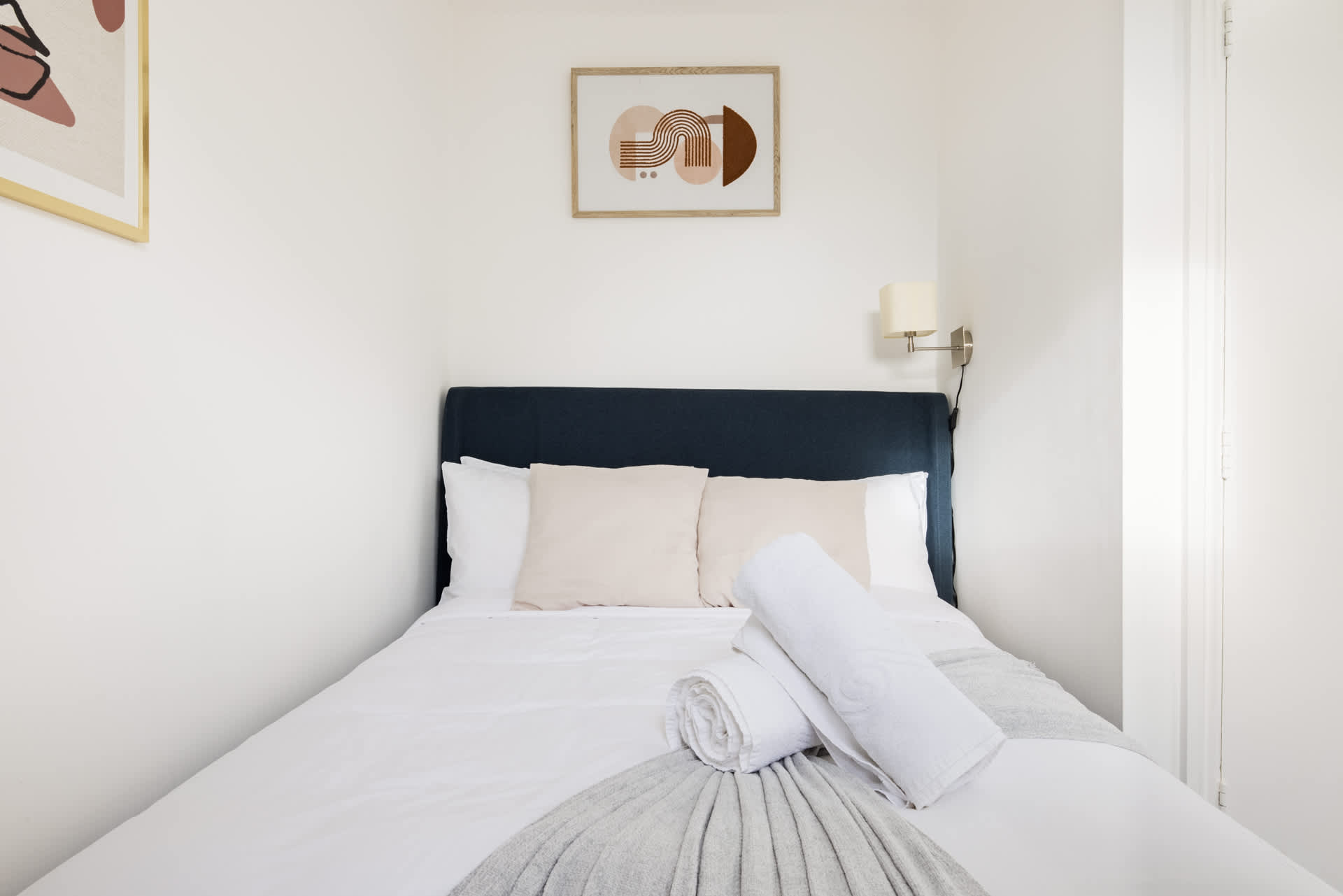 2 Bedroom Apartment - Shepherd's Bush in 112 Goldhawk Road W12 8HD - Property image 25 - VivreStays
