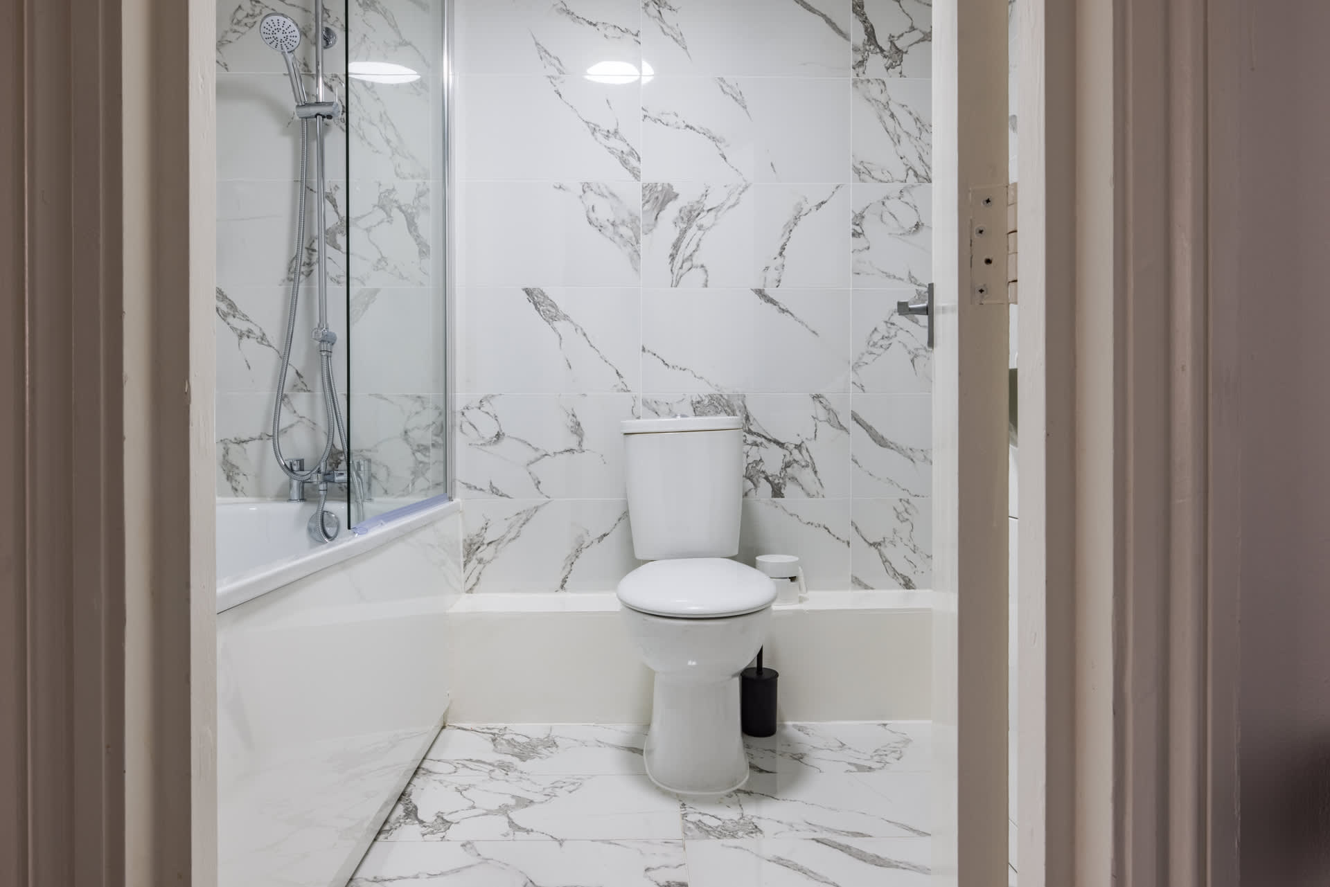 2 Bedroom Apartment - Shepherd's Bush in 112 Goldhawk Road W12 8HD - Property image 34 - VivreStays